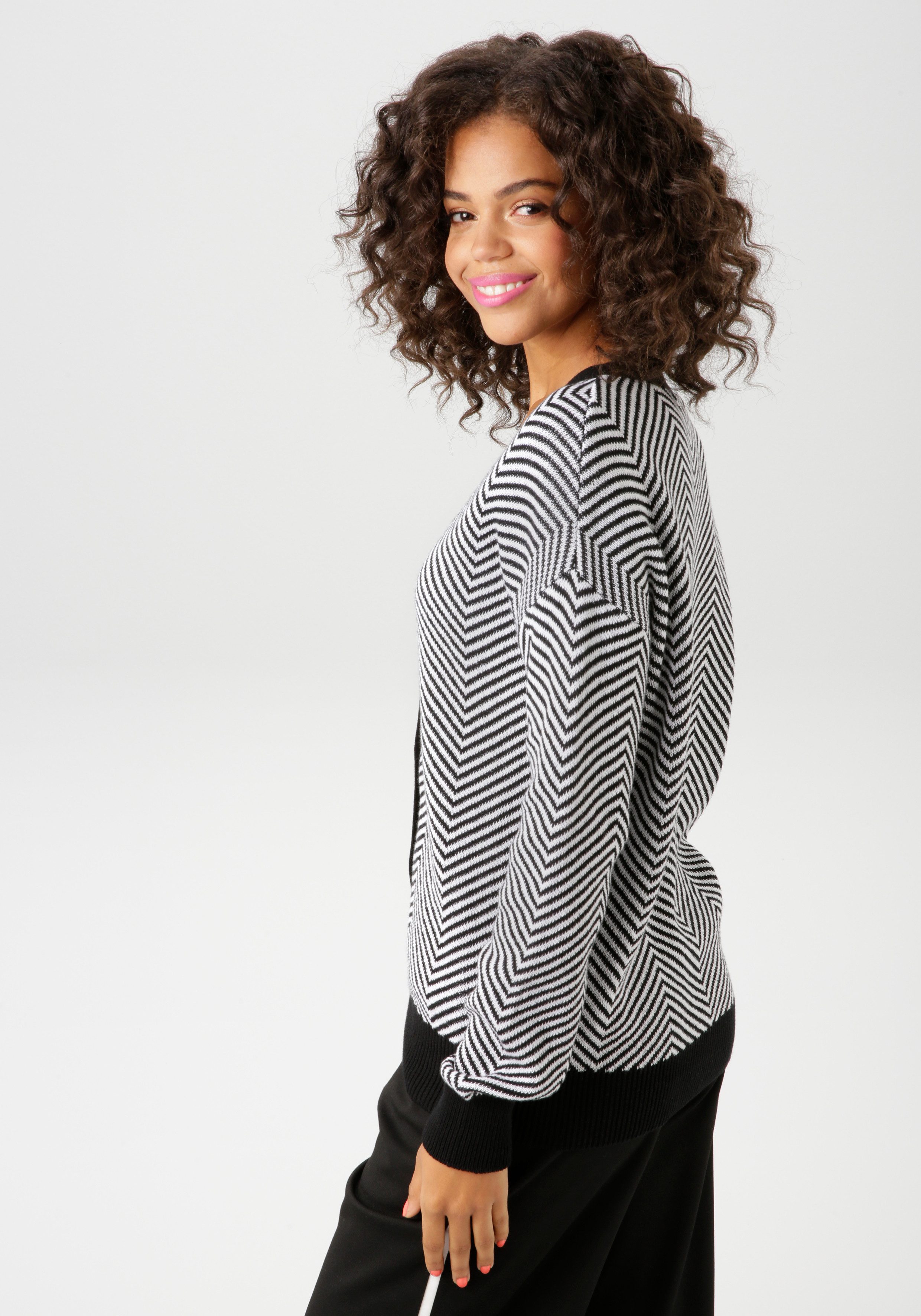 Aniston CASUAL Strickjacke im trendigem Fischgrat-Muster – Bild 2 von 5