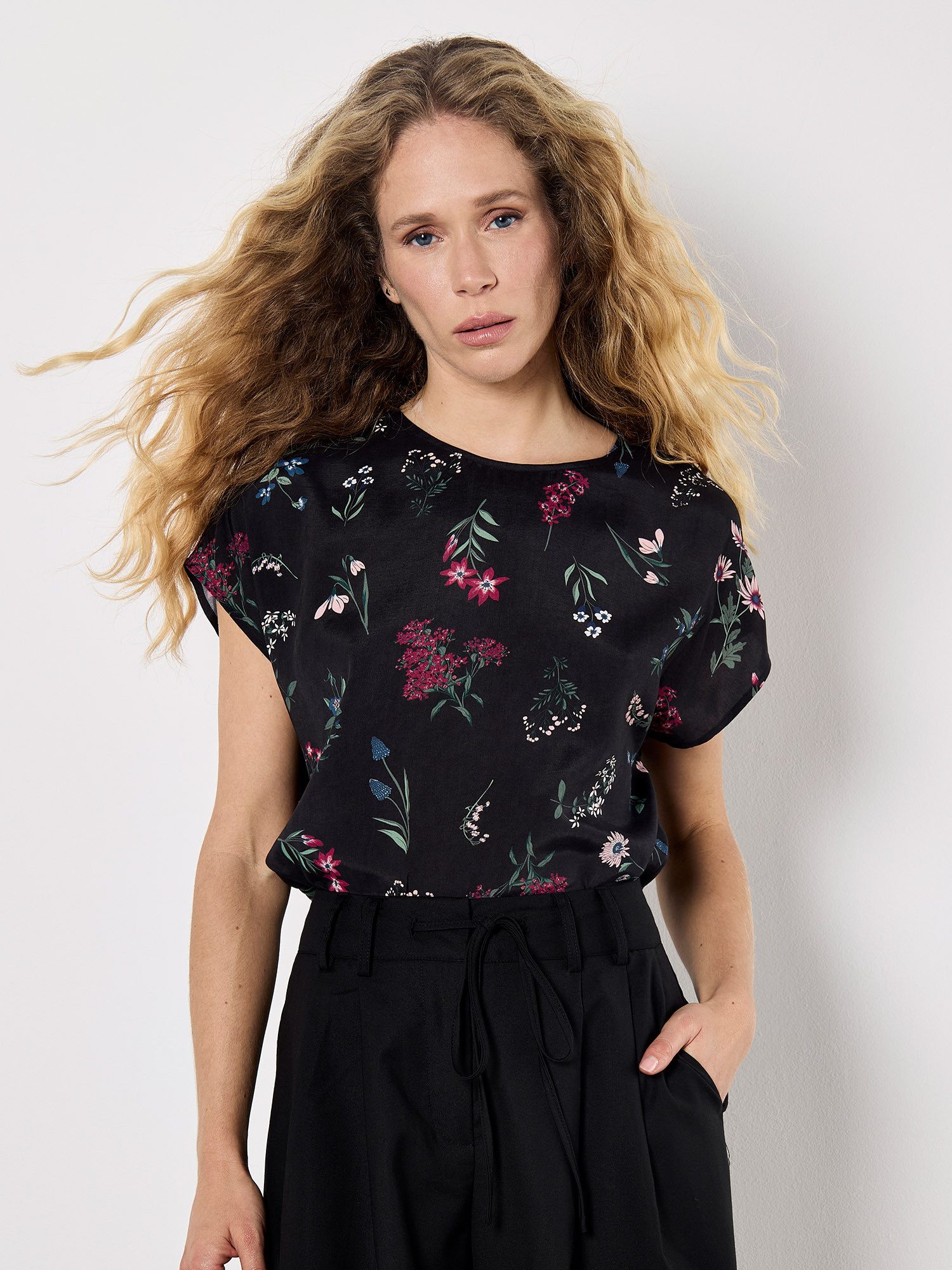 Apricot Kurzarmshirt Botanischer-Blumendruck-Shirt, mit Schlüssellochaussch günstig online kaufen