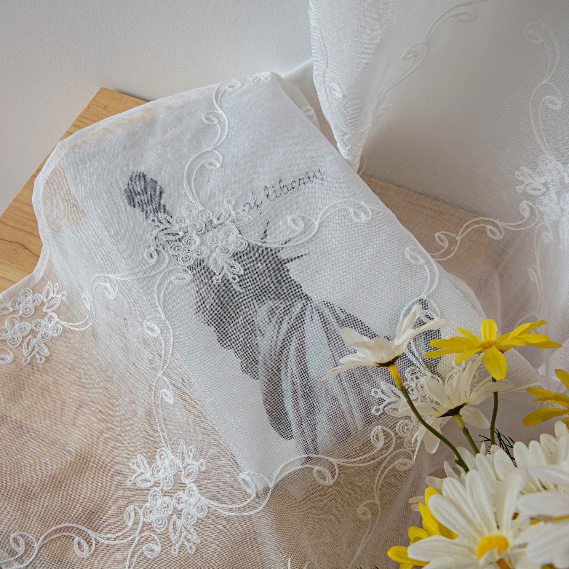 Vorhang mit Gardinenschals, Stickerei, Ösen, Blumen Voile aus GelldG Gardine Vorhänge