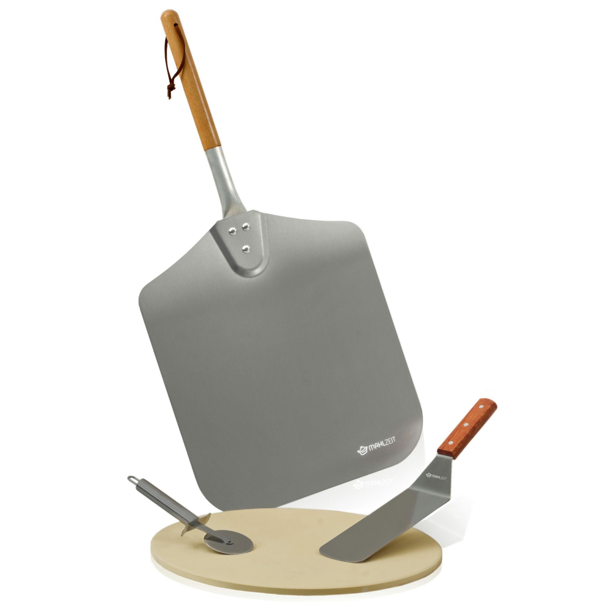 Mahlzeit Pizzastein 4-teiliges Pizza Set, Pizzastein mit Schaufel, Pizzaroller, Spachtel, Cordierit, (Set, 4-teiliges Pizza Set, Pizzastein mit Schaufel, Pizzaroller, Spachtel)