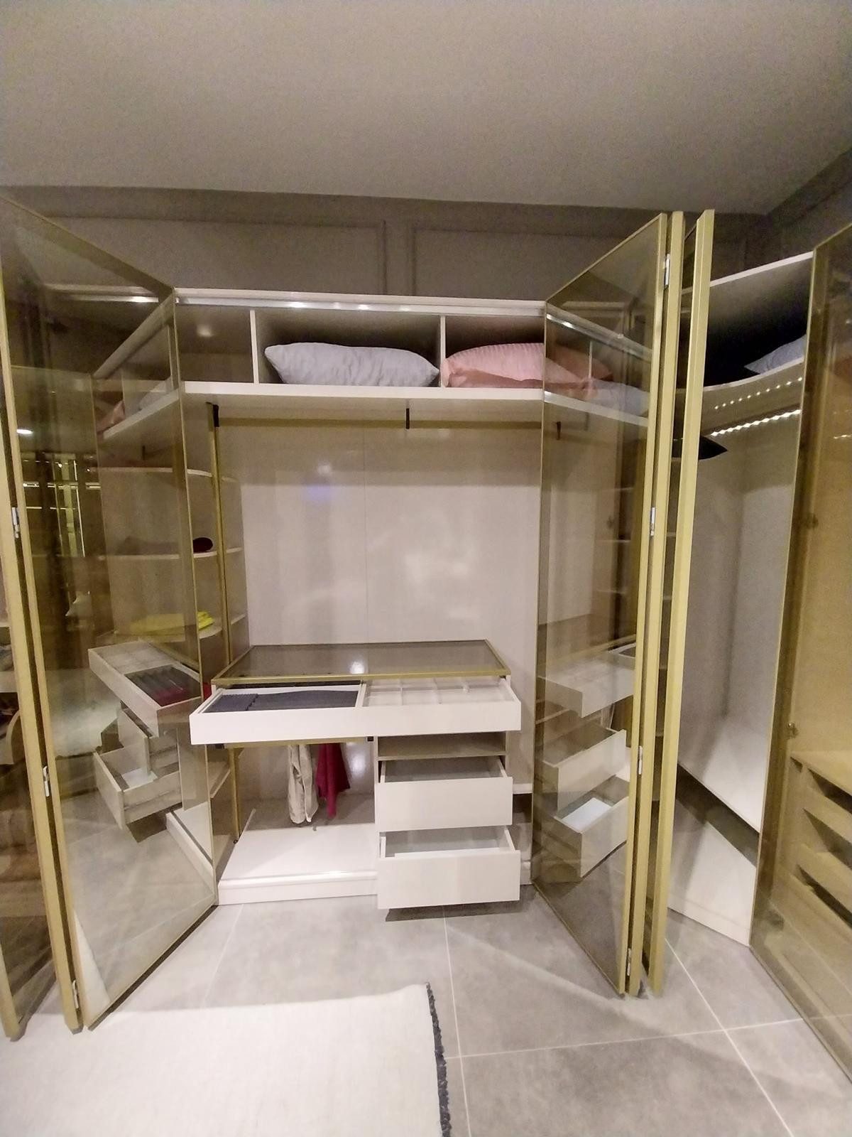Xlmoebel Schranksystem Holzschrank für Schlafzimmer mit luxuriösem Design und Stauraum (1-St., Kleiderschrank) Hergestellt in Europa