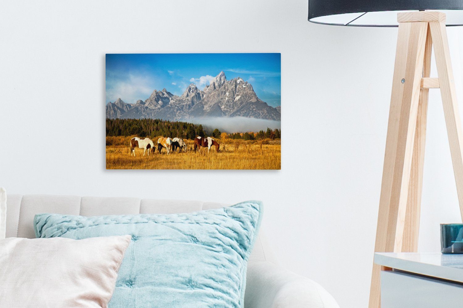 Aufhängefertig, Wanddeko, Wyoming, vor Leinwandbilder, Teton St), Mountains Wandbild Pferde den (1 den 30x20 OneMillionCanvasses® Leinwandbild cm in Weiden auf