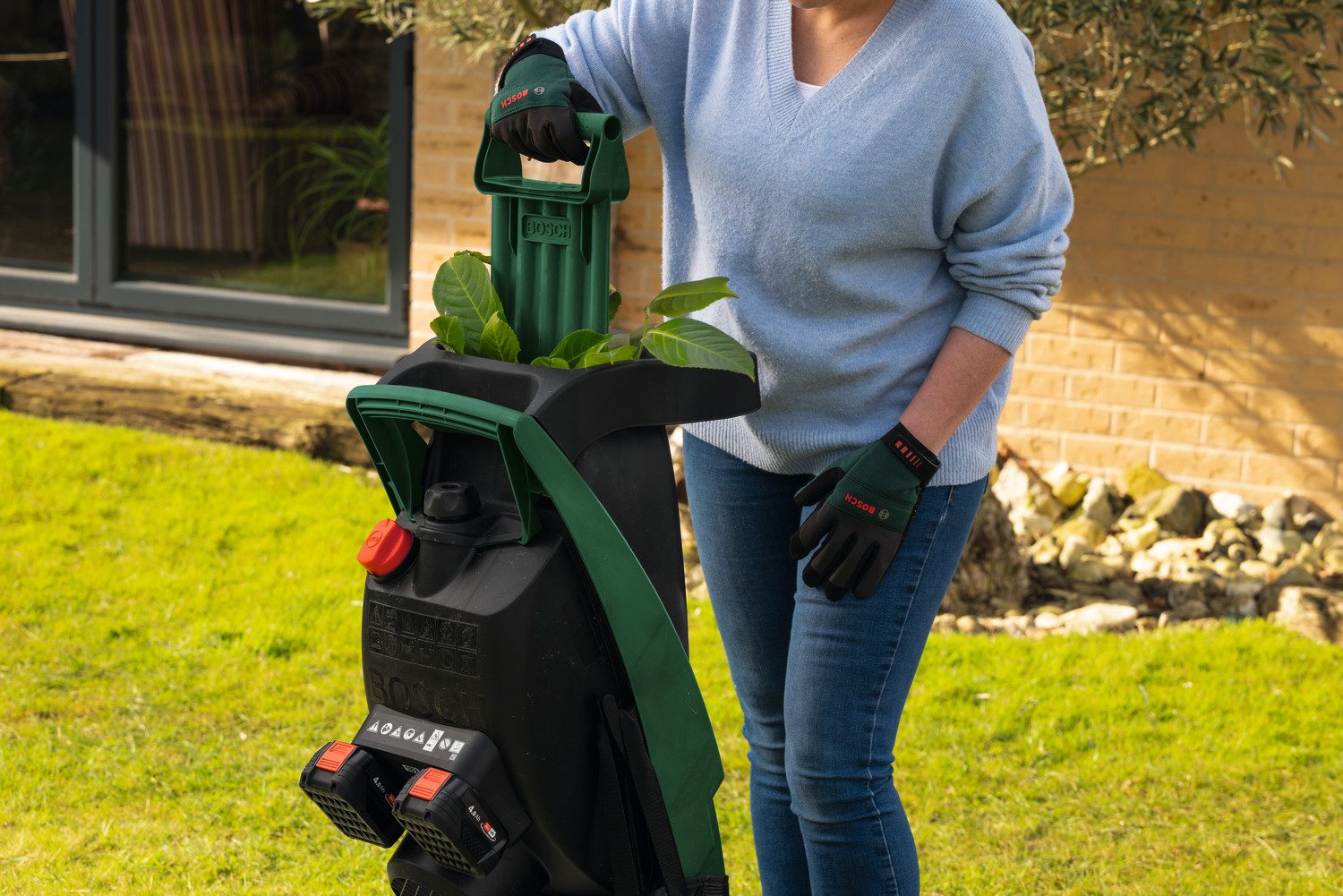 Bosch Home & Garden Häcksler UniversalShredder 2x18V-25, 2,5 cm max. Astdurchmesser, (Set), kraftvolle 36V-Leistung durch 2x 18V-Akku