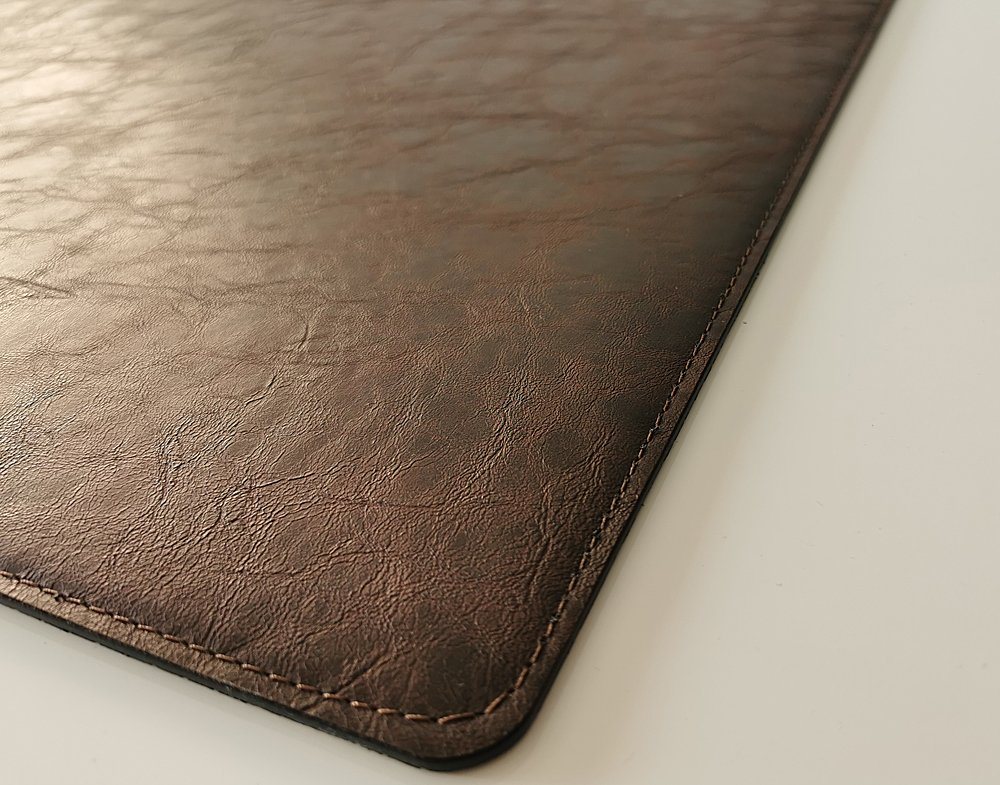 Thumbnail - Profi Mats Schreibtischunterlage gewinkelt in Lora Leder 90cm x 47cm Dunkel Braun