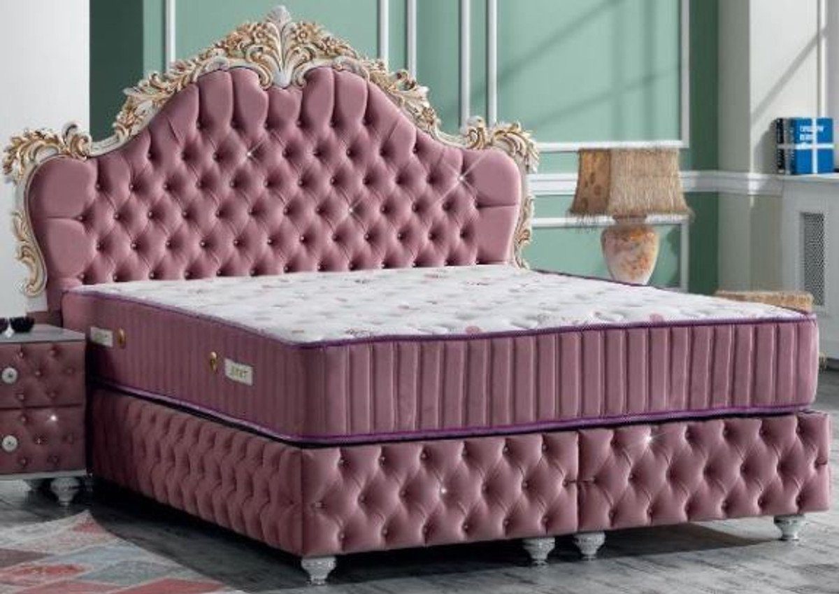 Casa Padrino Bett Doppelbett Rosa / Weiß / Antik Gold - Prunkvolles Samt Bett mit Glitzersteinen und Matratze - Schlafzimmer Set im Barockstil