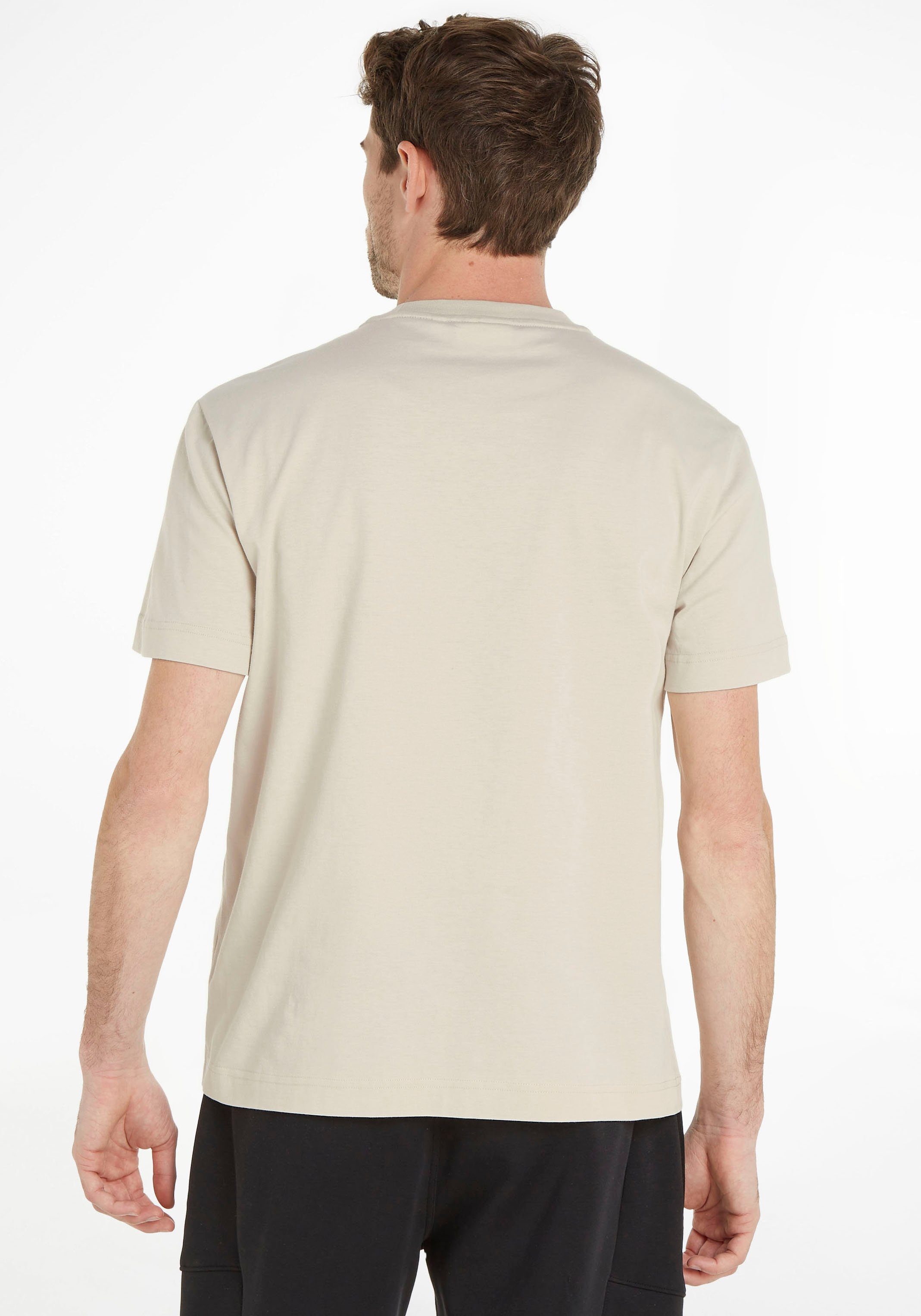 Calvin Klein Kurzarmshirt mit auf Klein der Calvin Brust beige Logo