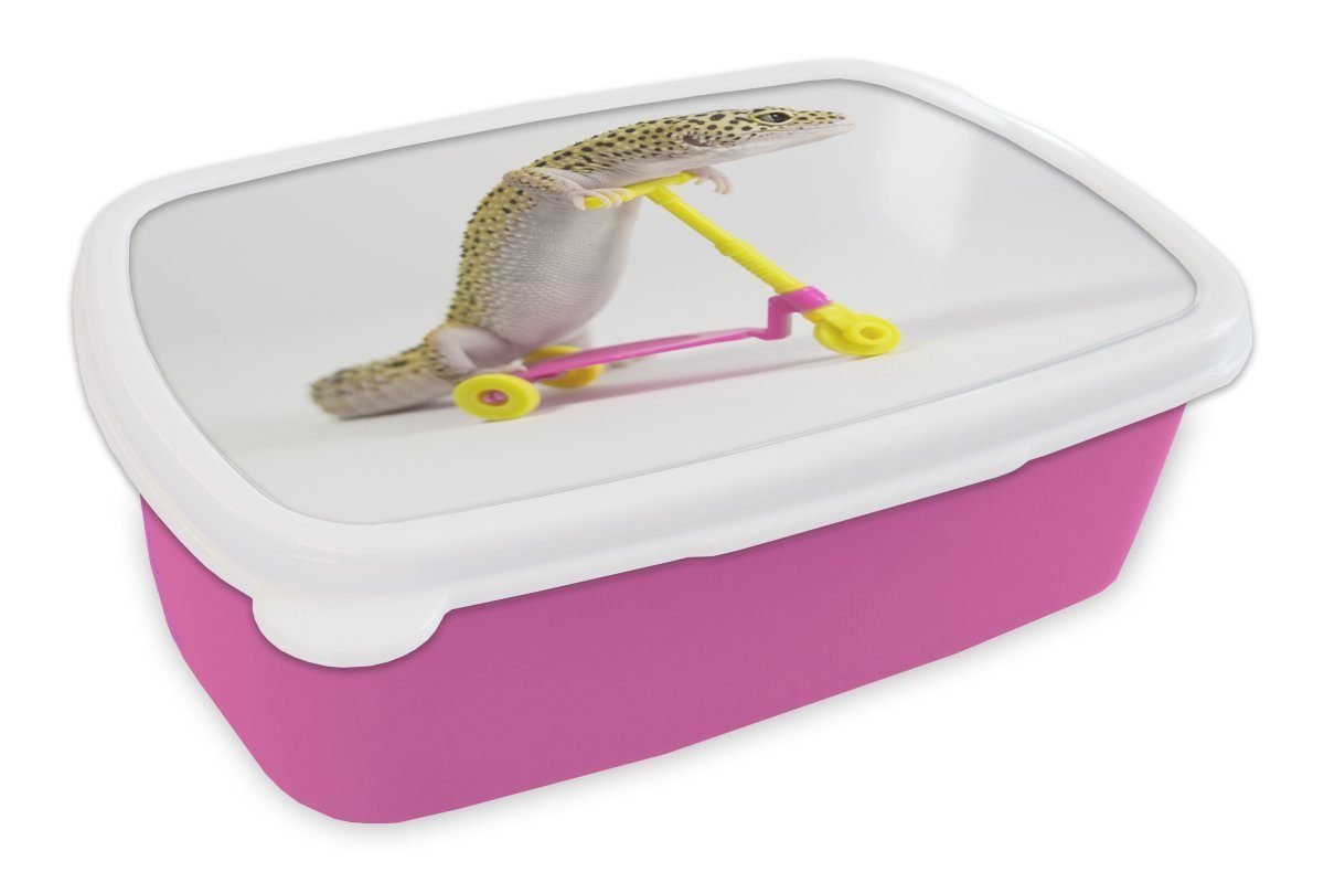 MuchoWow Lunchbox Gecko auf einem Motorroller, Kunststoff, (2-tlg), Brotbox für Erwachsene, Brotdose Kinder, Snackbox, Mädchen, Kunststoff rosa | Lunchboxen