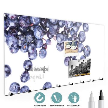 Primedeco Garderobenpaneel Magnetwand und Memoboard aus Glas Heidelbeeren vor heller Wand