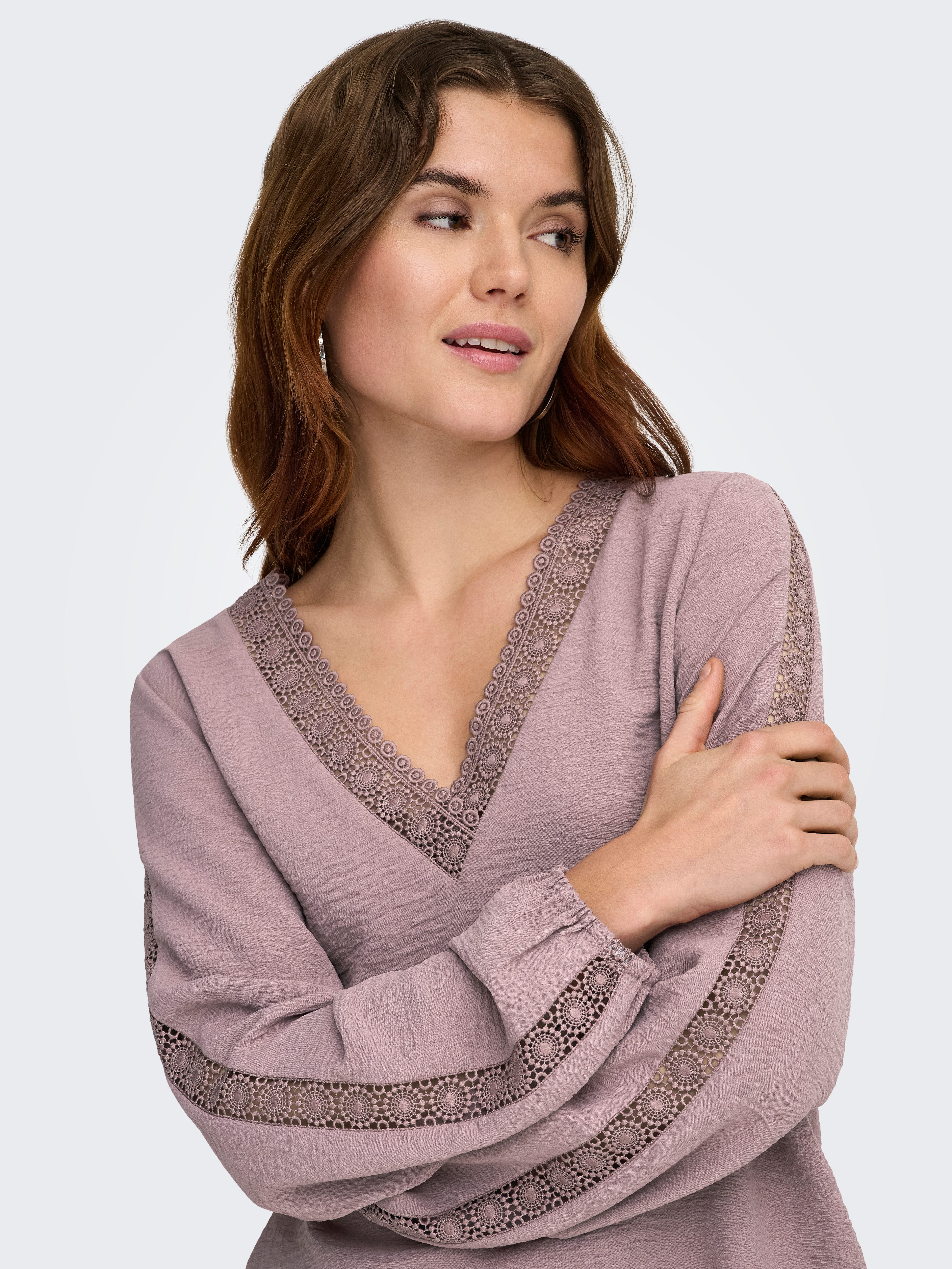 ONLY Langarmbluse ONLGREGOR METTE LS LACE TOP WVN Kunstfaser, regular fit, V-Ausschnitt, Regular Waist