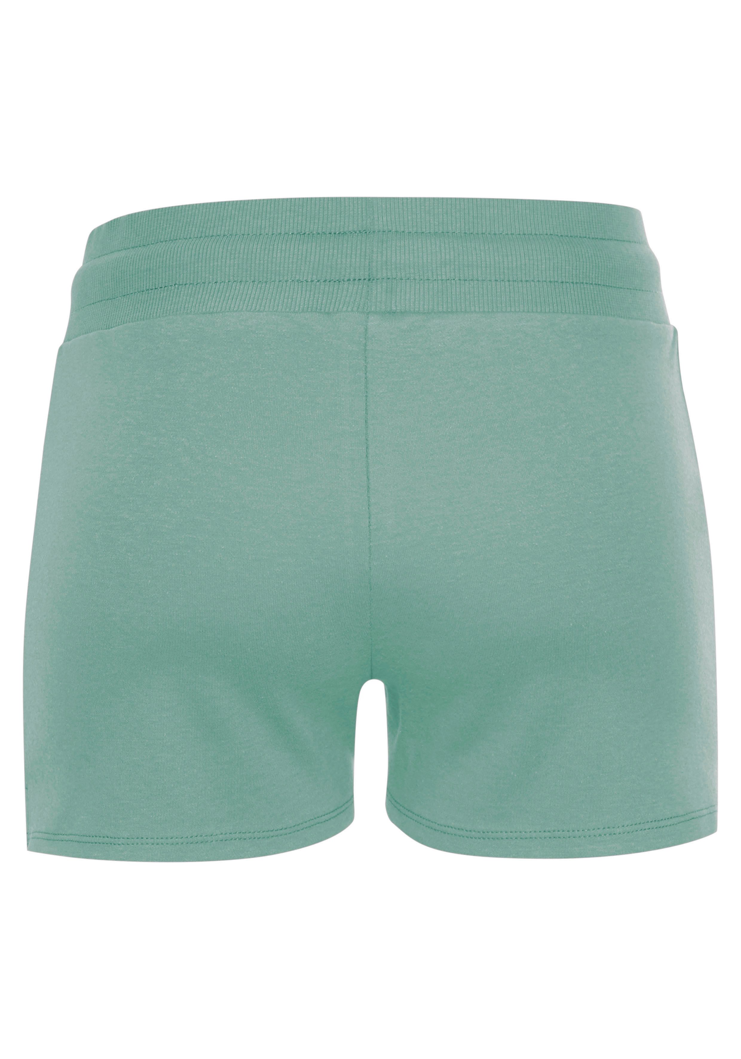 LASCANA ACTIVE Shorts mit kleinen Seitenschlitzen