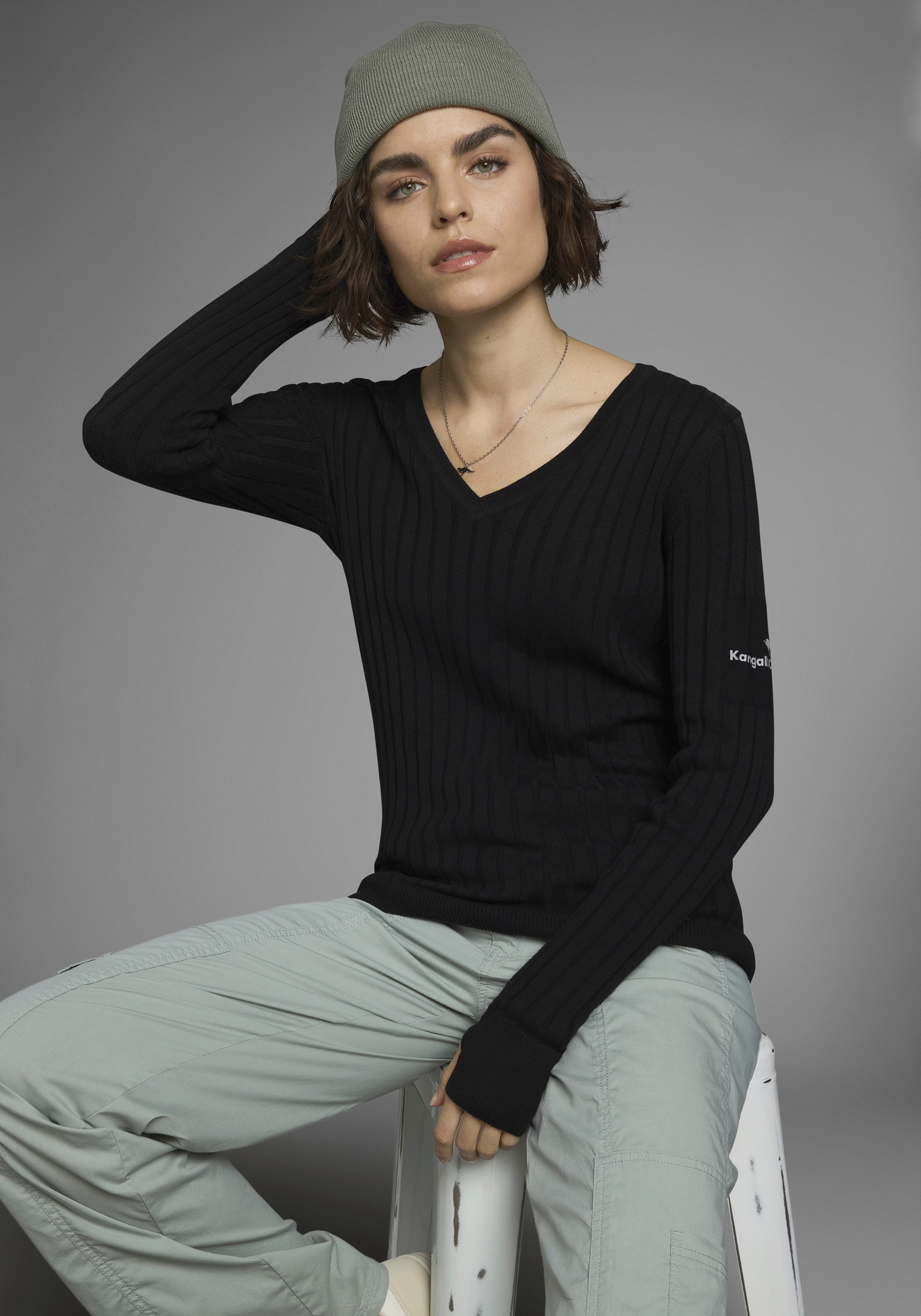 KangaROOS V-Ausschnitt-Pullover hüftlange Schnittform, mit Rippstrick, figurbetonte Passform
