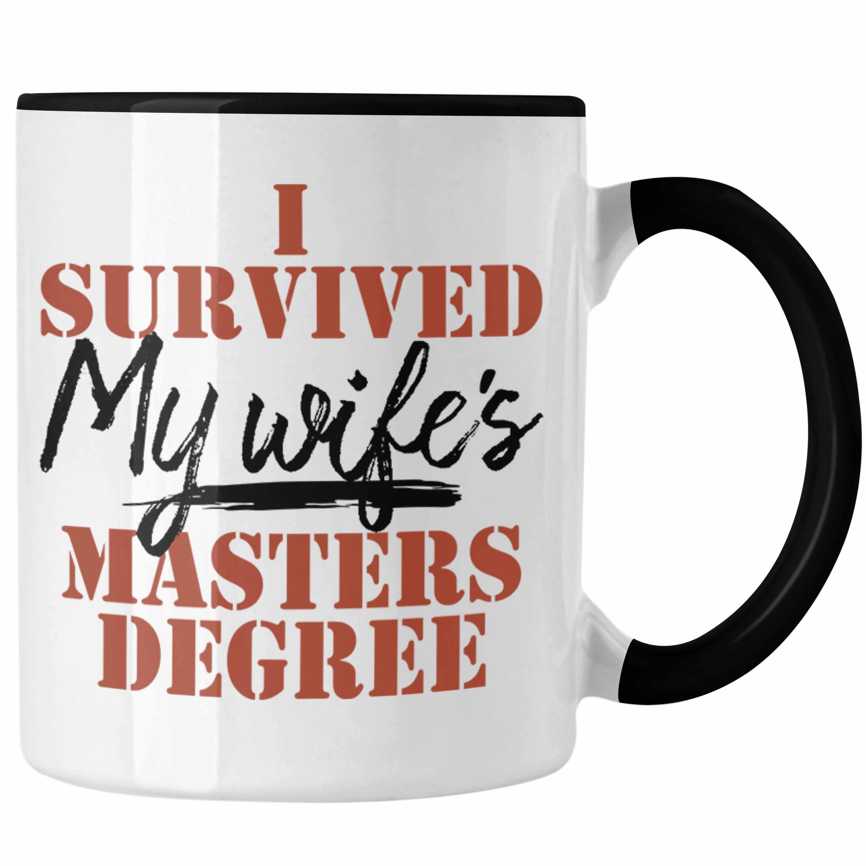 Trendation Tasse "I Survived My Wife's Master Degree" Tasse Masterabschlusses der Ehefr Schwarz