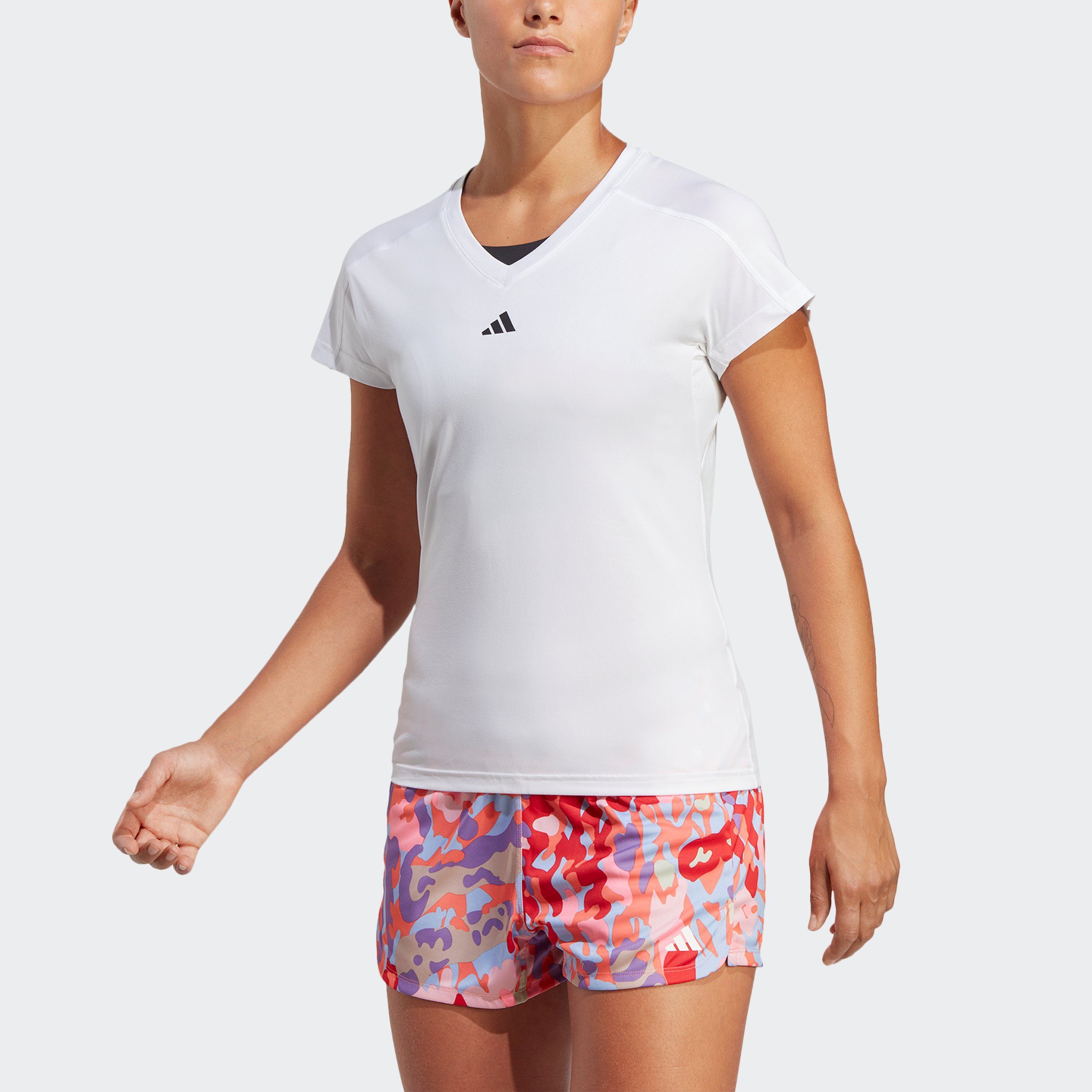 adidas Performance T-Shirt AEROREADY TRAIN ESSENTIALS MINIMAL BRANDING V-NECK Trainingsshirt, feuchtigkeitsabsorbierend mit V Ausschnitt
