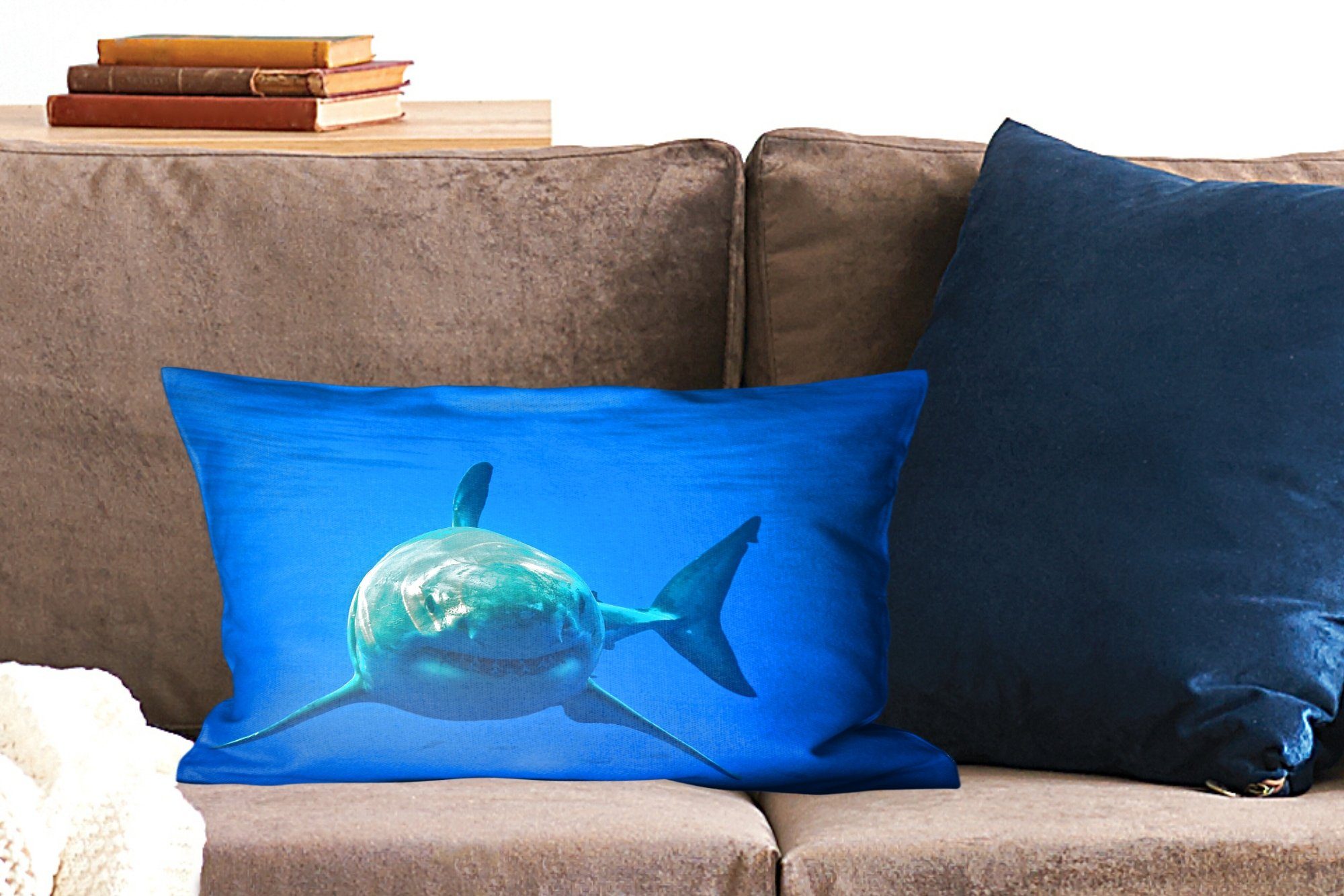 MuchoWow Dekokissen Weißer Hai schwimmt Schlafzimmer mit im Ozean, Dekokissen Wohzimmer Zierkissen, Füllung, Dekoration