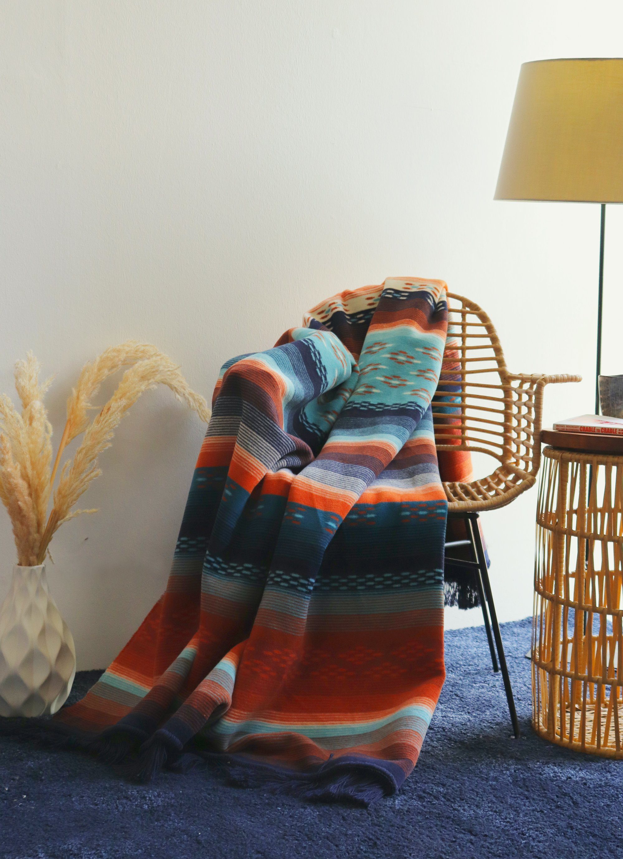 Wohndecke Peru, bunte Ethno Kuscheldecke in 150x200 cm, Sofadecke mit Fransen, Biederlack