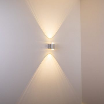 hofstein Spiegelleuchte »Arche« LED Wandlampe aus Metall u. Glas in Aluminiumgebürstet, 3000 Kelvin, Wandspot mit Ein-/Ausschalter, 480 Lumen, IP44