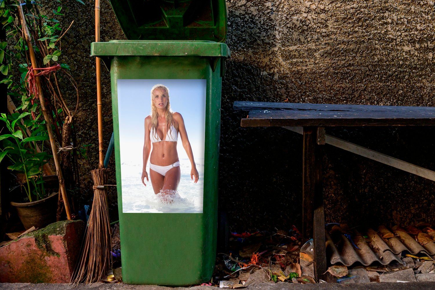 Eine das Mülltonne, weißen Bikini Sticker, (1 Wandsticker Frau St), läuft Abfalbehälter Container, blonde MuchoWow Wasser im Mülleimer-aufkleber, durch