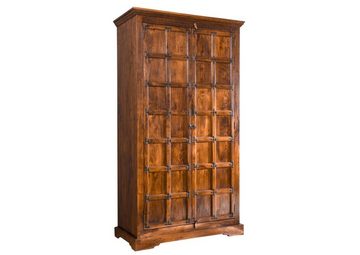 Massivmoebel24 Drehtürenschrank OXFORD (Rustikaler Wohnschrank mit Regalböden und Kleiderstange, im Landhausstil, braun lackiert 115x60x212 Akazie montiert) Klavierbeschläge, Metallleisten mit Noppen, Urtümliche Haltekeile, detailreich und stilvoll, dekorativer Kranz auf Oberseite, Schubladen auf Holzlaufschienen, Türen in Kassettenform, Handgriffe aus Metall in Sonnenform