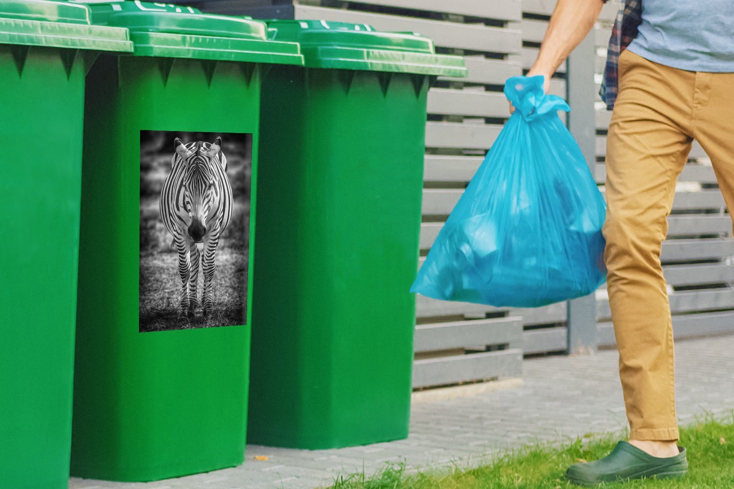 MuchoWow Wandsticker Zebra im (1 Abfalbehälter Mülltonne, Container, Sticker, Gras St), Mülleimer-aufkleber