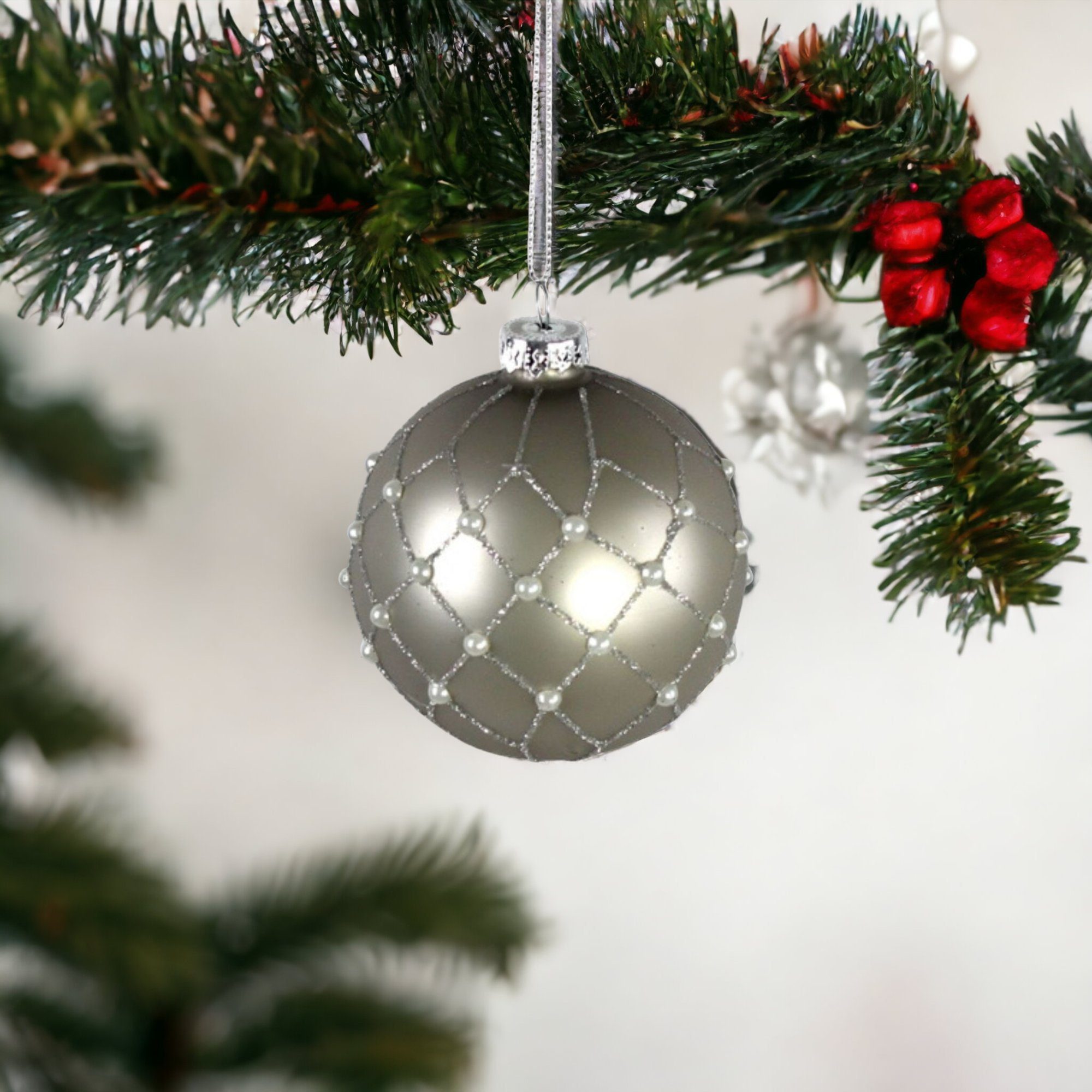 Werner Voß Weihnachtsbaumkugel Anhänger 8cm, mit Taupe 12 Perlen St. Kugeln u. Glimmer