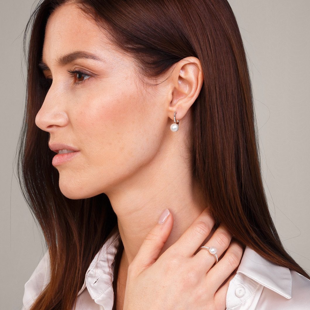 Gaura Pearls Perlenohrringe Elegant weiß rund 8-8.5 mm, Englischer Verschluss, 14K Roségold plattiert (1 Mik) 925er Silber