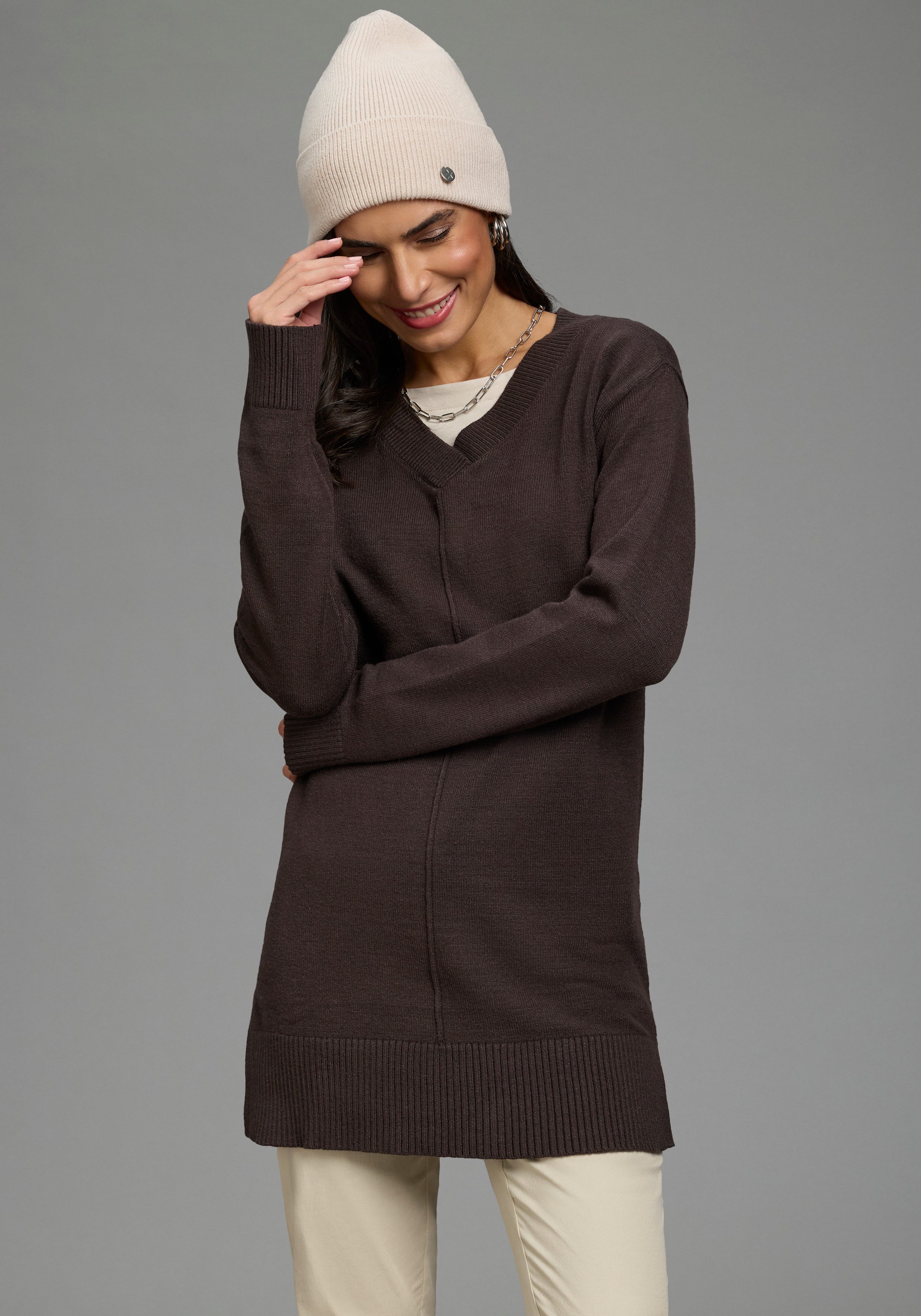 Laura Scott Strickpullover mit femininem V-Ausschnitt aus weicher Viskosemischung. € 39,99, (€ 39,99 pro 1 Stk).