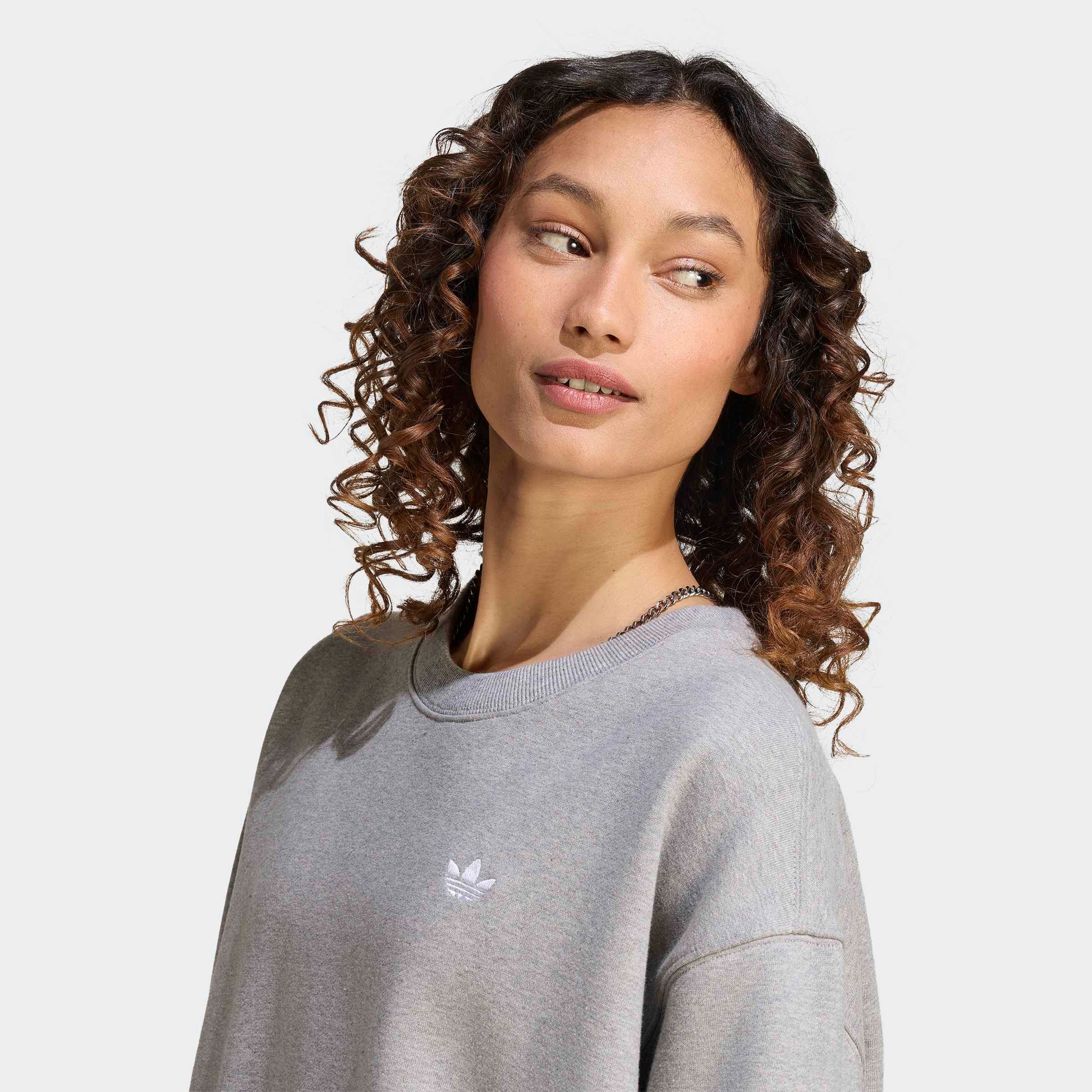 adidas Originals Sweatshirt ESS FL CRW OS mit Rundhalsausschnitt, ohne Verschluss, in normaler Schnittform