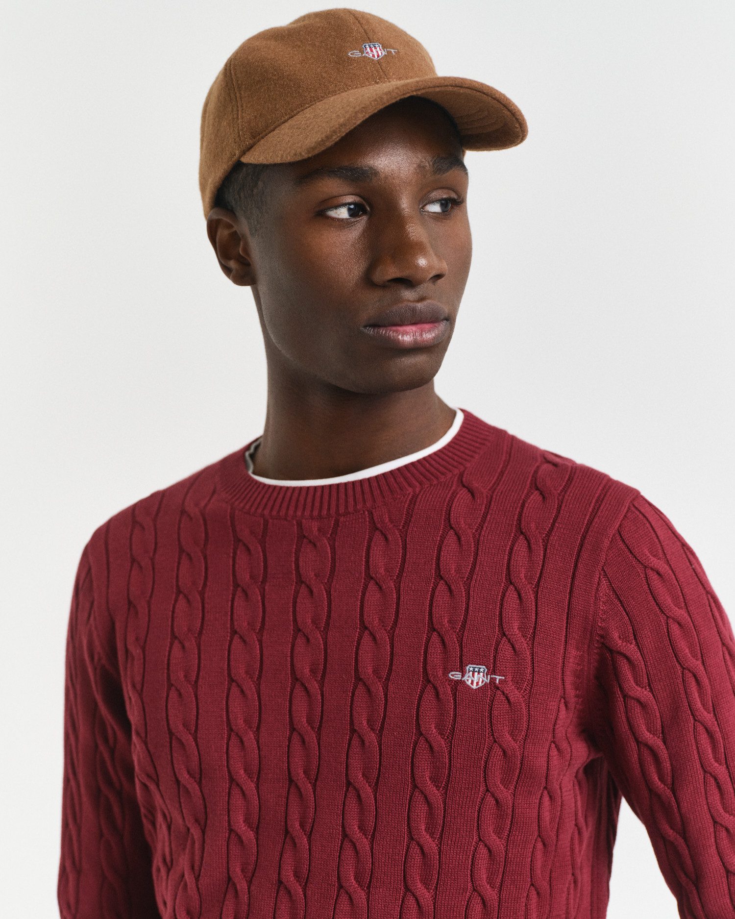 Gant Strickpullover COTTON CABLE C-NECK mit Wappen-Logostickerei auf der Brust