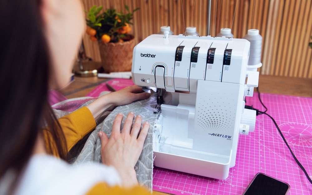 Brother Overlock-Nähmaschine Airflow 3000, 15 Programme, Elektronische Lufteinfädelungstechnologie & 2, 3 & 4 Fäden