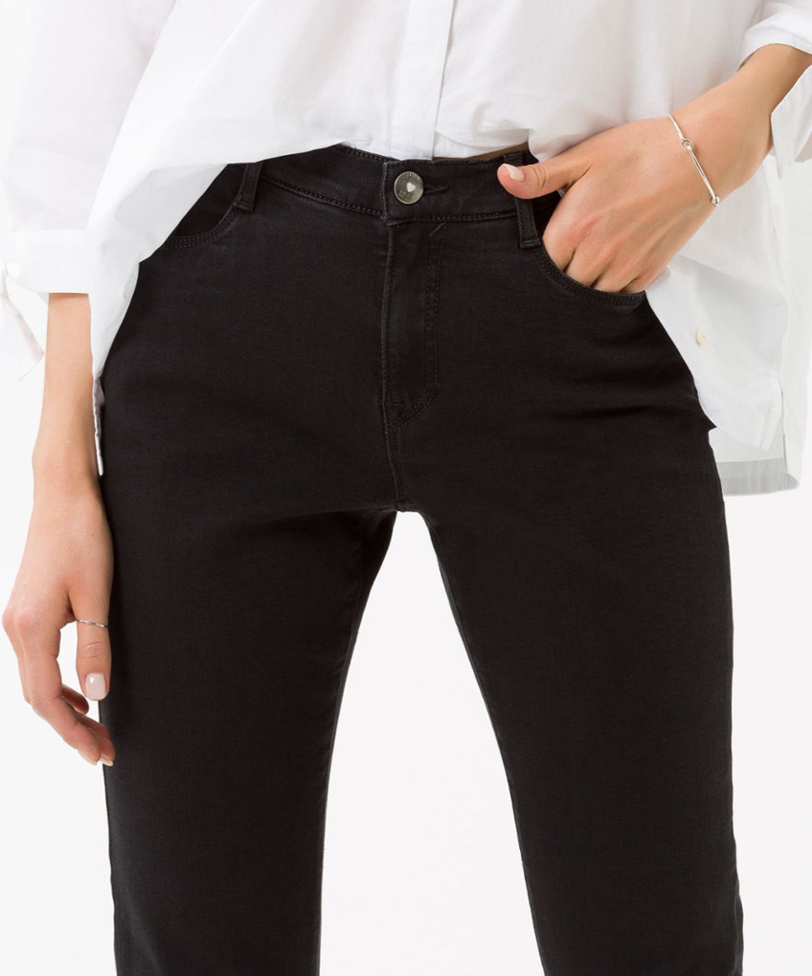 (02) Brax Black 5-Pocket-Jeans Clean 70-4000