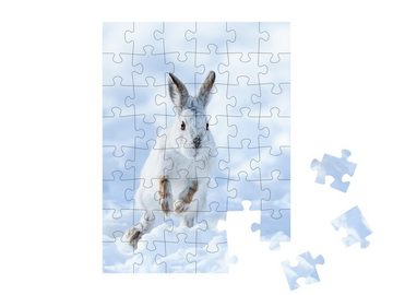 puzzleYOU Puzzle Weißer Schneeshase beim Springen durch den Schnee, 48 Puzzleteile, puzzleYOU-Kollektionen Schneehasen