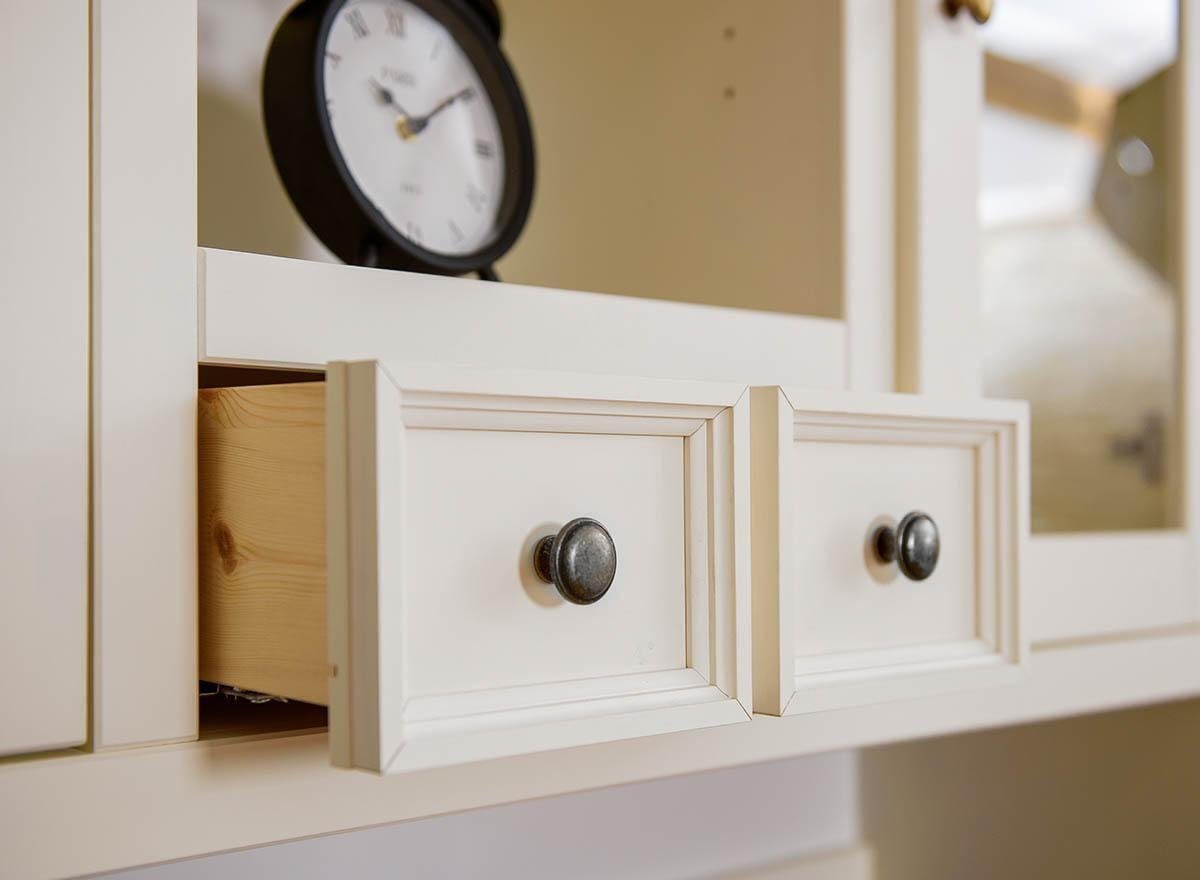JVmoebel Anrichte Vitrine im Landhausstil aus Holz mit luxuriösem Design, Made in Europa