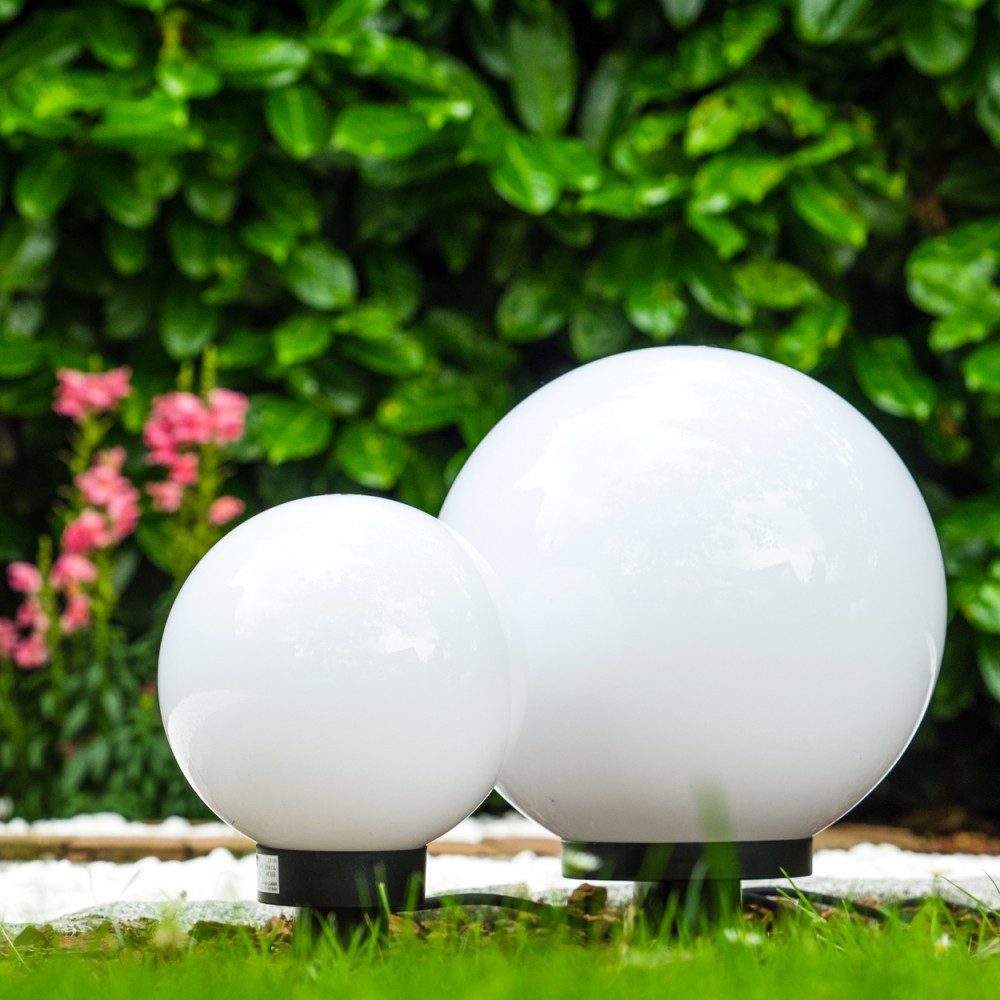 hofstein Kugelleuchte »Tres« Kugellampe 2er Set, Außenleuchten aus weißem Kunststoff, ohne Leuchtmittel, Außenleuchten Kunststoff, Leuchtkugeln mit E27, mit 5 Meter Zuleitung