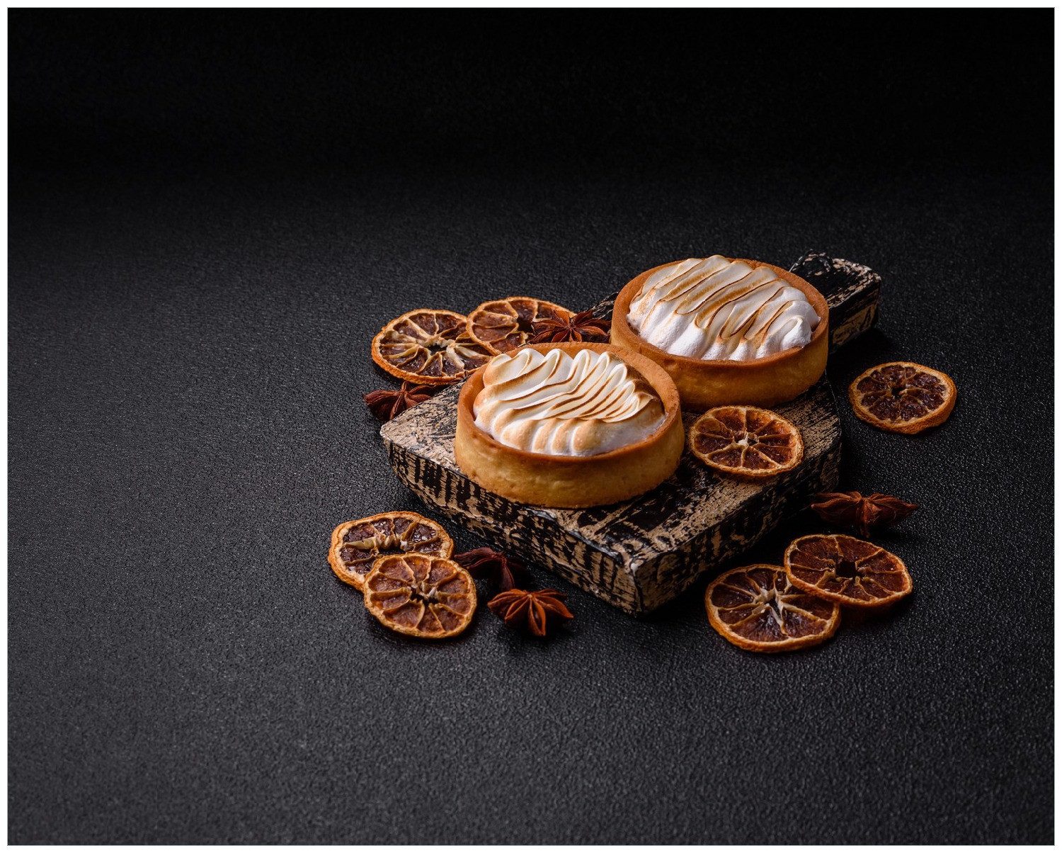 Wallario Poster, Törtchen auf dunkler Bühne, in verschiedenen Ausführungen