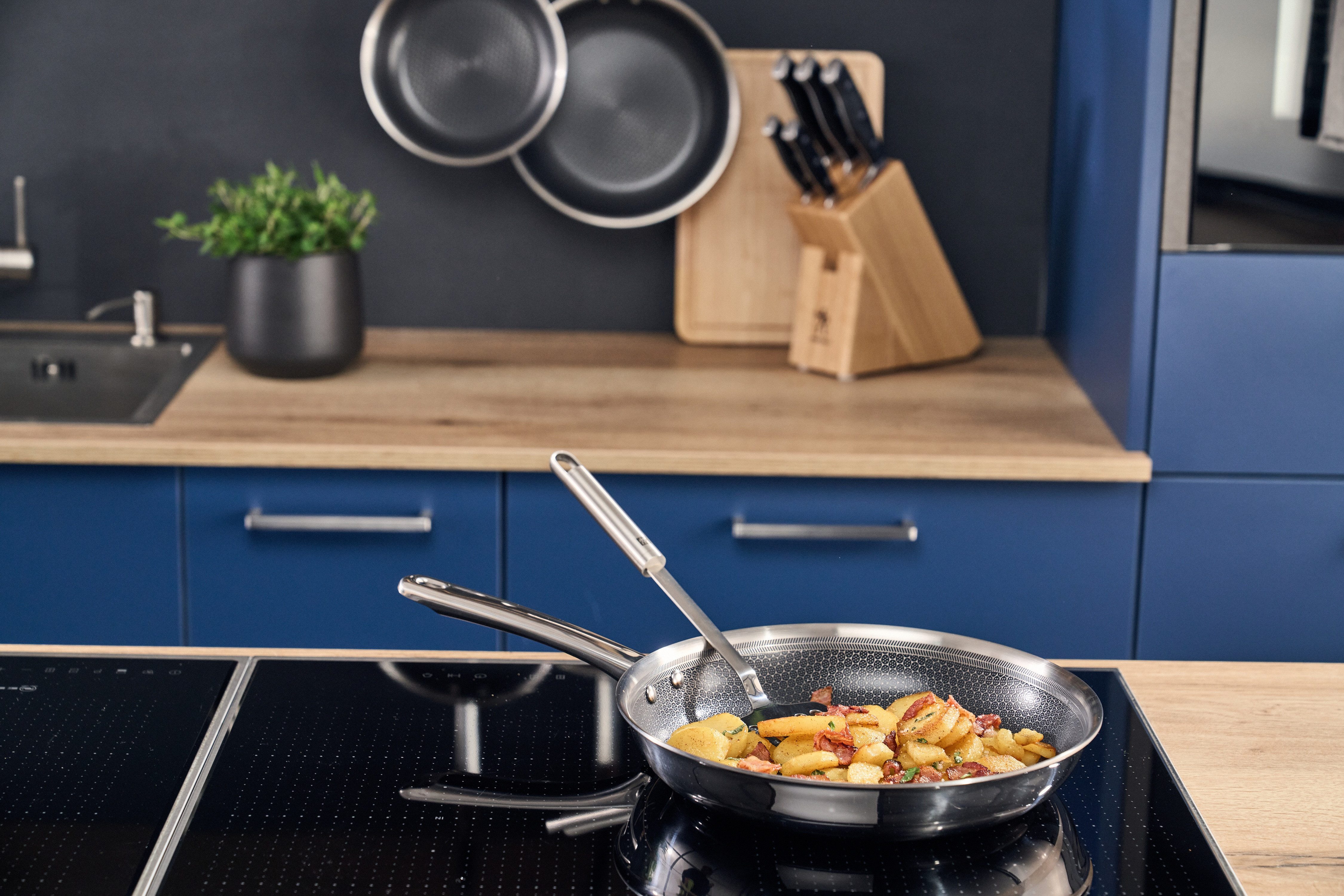 HENCKELS by ZWILLING Bratpfanne Valley, Edelstahl (1-tlg), Keramikbeschichtung, Soft-Touch-Griffe, fettarmes Braten, Edelstahl – Bild 2 von 5