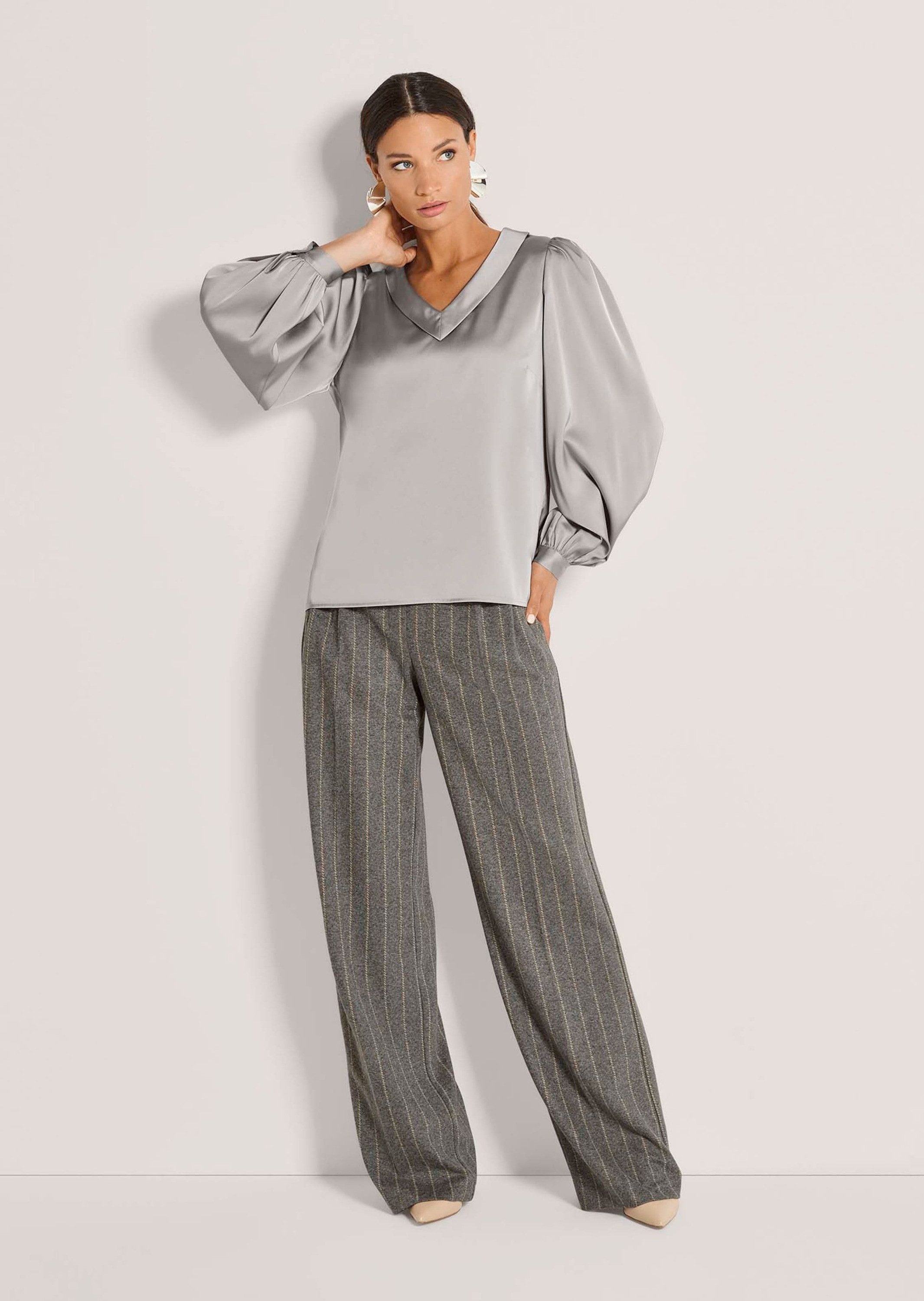MADELEINE Langarmbluse Elegante Bluse mit V-Ausschnitt Satin-Glanz, V-Ausschnitt und lange Ärmel