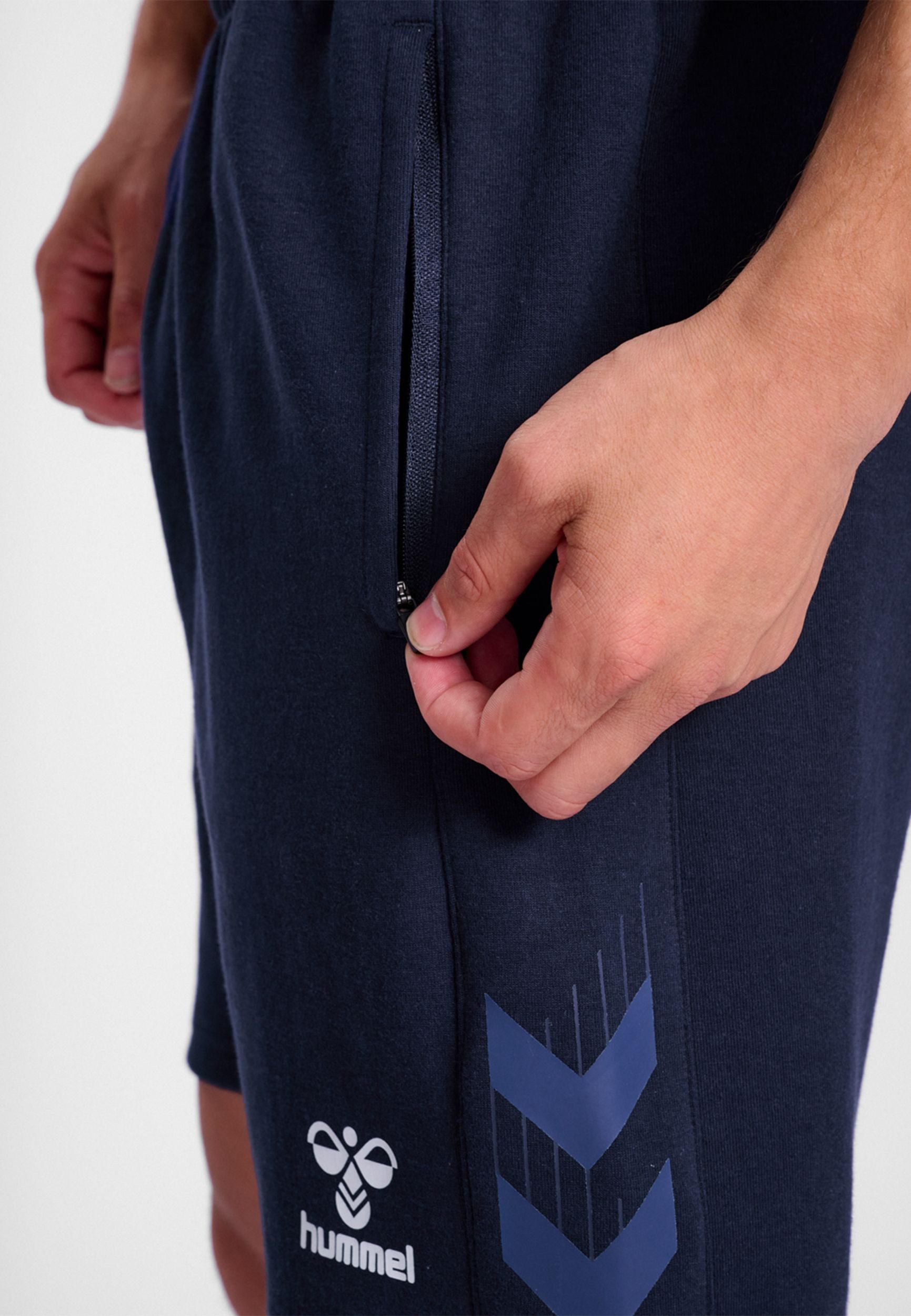 hummel Sweatshorts Sweatshorts mit verstellbarem Bund hmlTRAVEL SHORTS