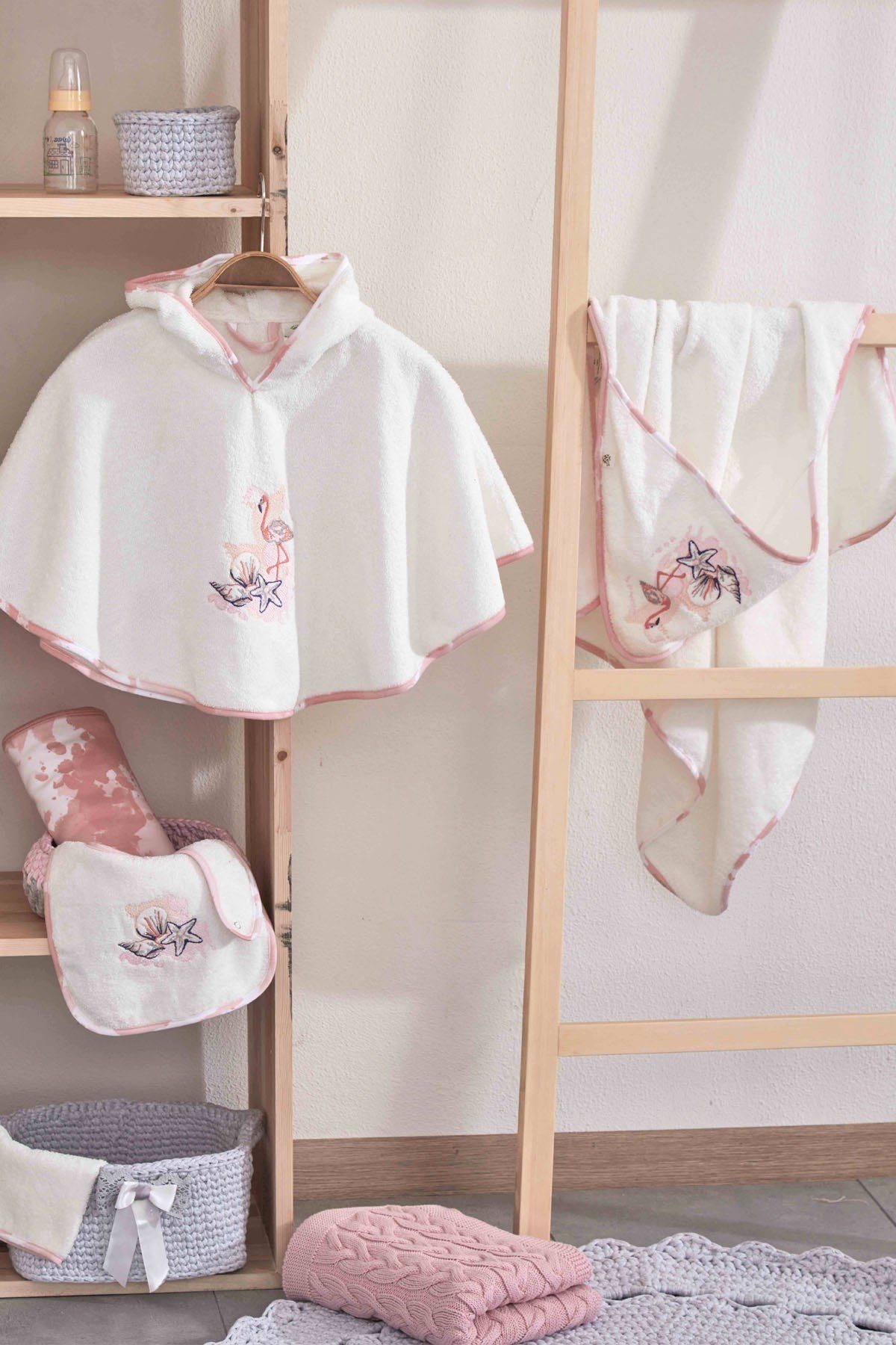 Ecocotton Badeponcho Baby Poncho Set ROSA aus 100% Bio Baumwolle (4-teilig), Baumwolle (Bio- GOTS-zertifiziert), Kapuze, Poncho zum Überziehen, Lätzchen mit Druckknopf, mit Kapuze