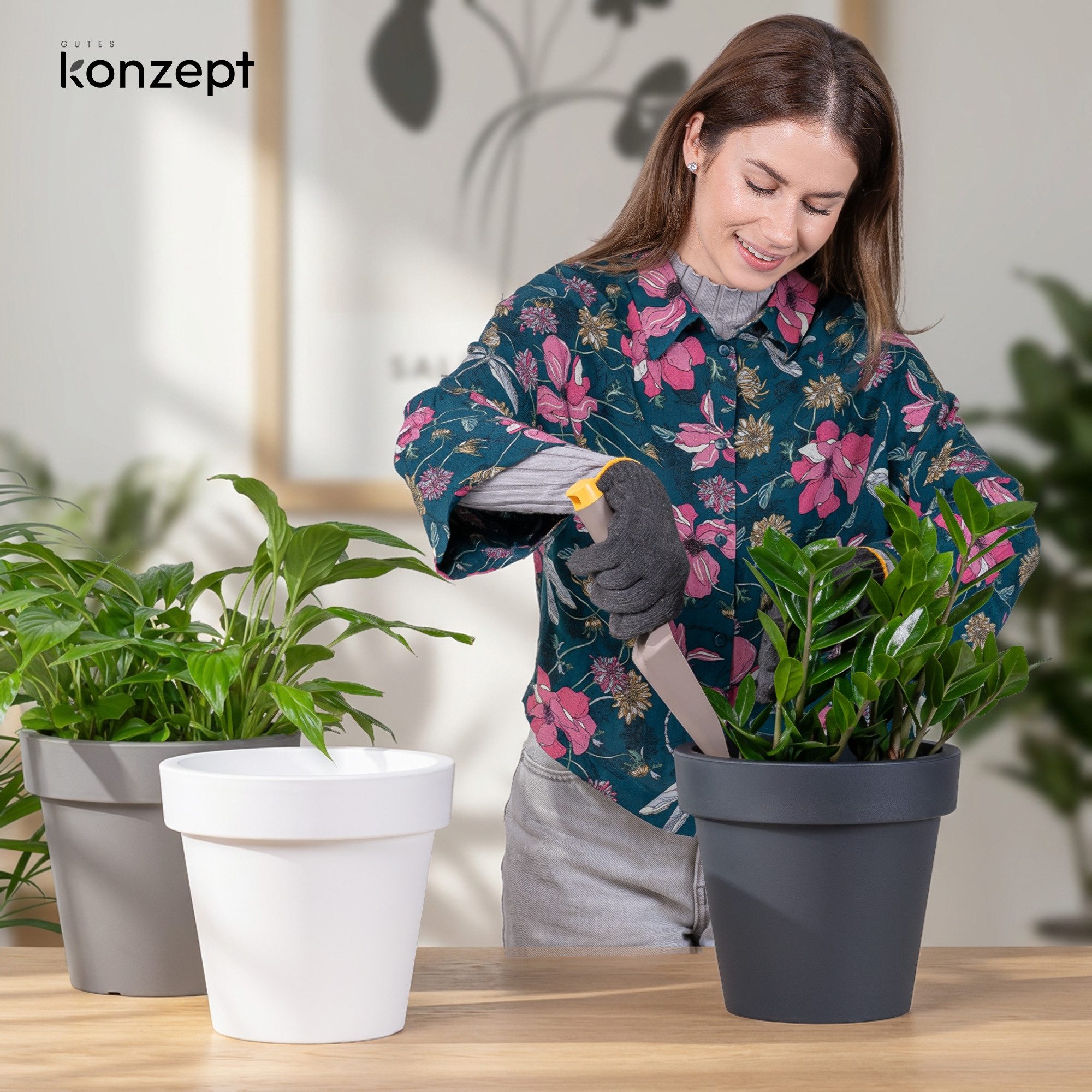 KONZEPT Blumentopf aus Kunststoff in klassisch-konischer Form, 25 cm Durchmesser, 6,7 L, Geprägtem Rand, Konische Form, Stapelbar, Volumen: 6,7 L