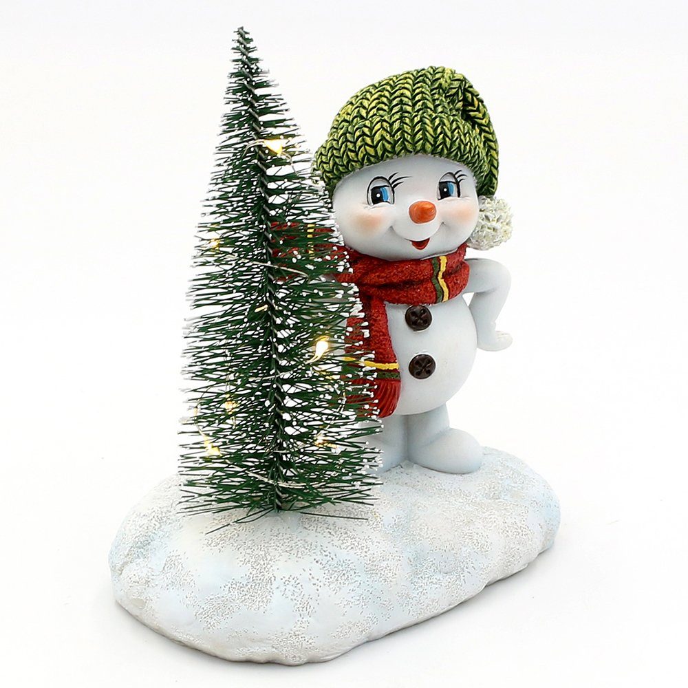 Dekohelden24 Dekofigur Schneekind - Schneemann grün 7,5 mit 14 LED und Weihnachtsbaum, in L/B/H Schal 12 beleuchteten x rot, und x cm. Mütze mit