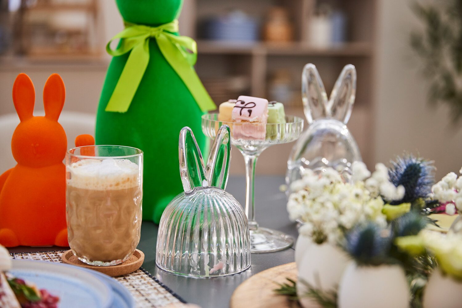 AM Design Dekofigur Glas Etagere mit Hasenmotiv, mit Glashaube auf Fuß, bestehend aus 2 Teilen