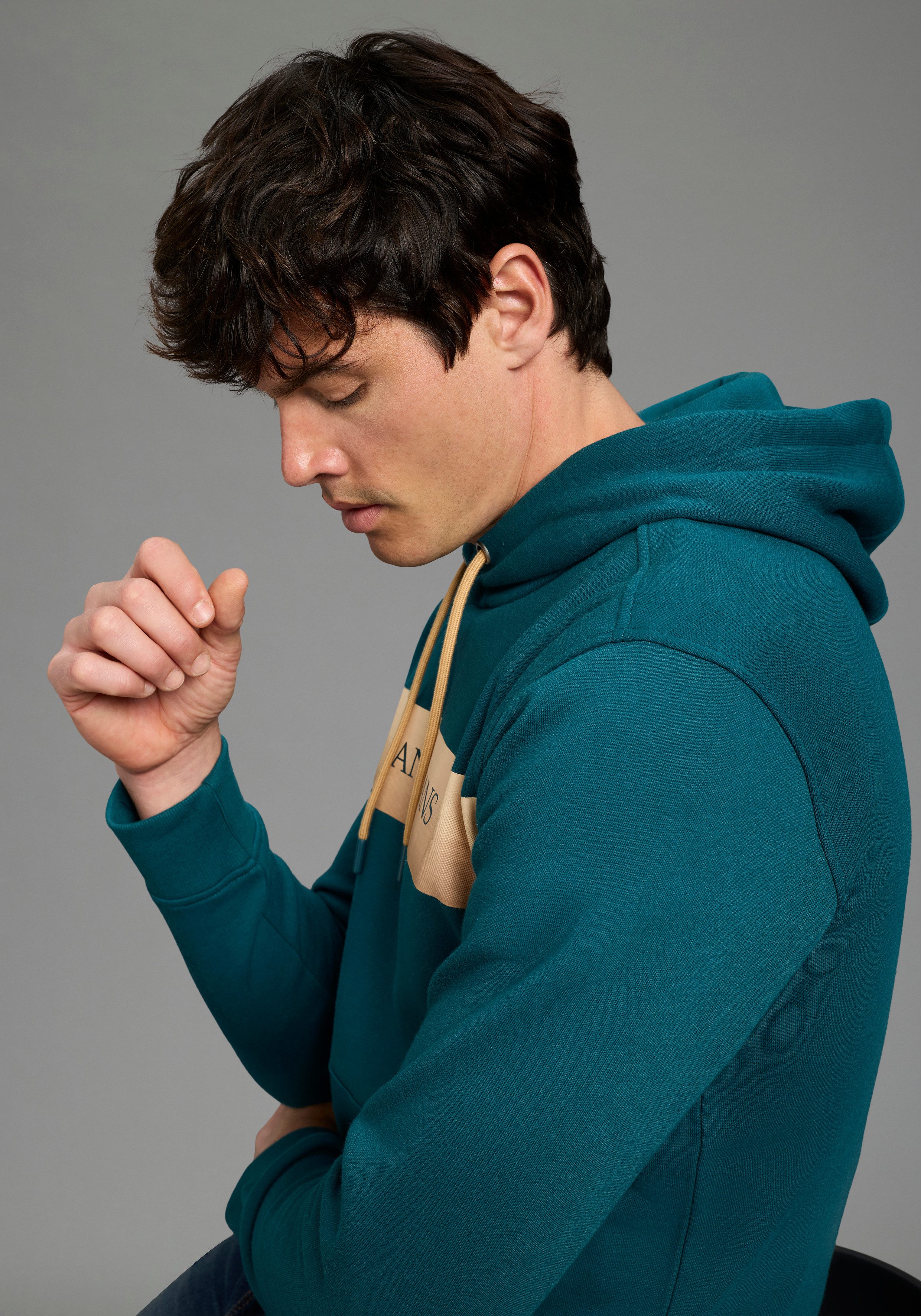 Bruno Banani Kapuzensweatshirt mit Kapuze und Kordelzügen, mit Kängurutasche, schmale Passform