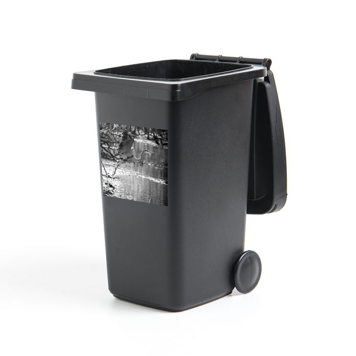 MuchoWow Wandsticker Reiher fliegt weg - schwarz und weiß (1 St) Mülleimer-aufkleber Mülltonne Sticker Container Abfalbehälter