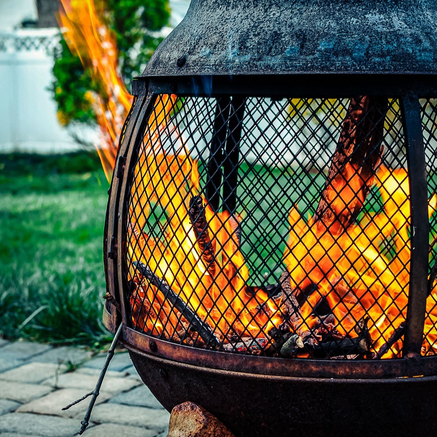 STILISTA Feuerkorb »Terrassenofen Aztekenofen Feuerofen Gartenkamin«, 89 cm  aus Gusseisen mit Funkenschutz und Schürhaken, Farbwahl