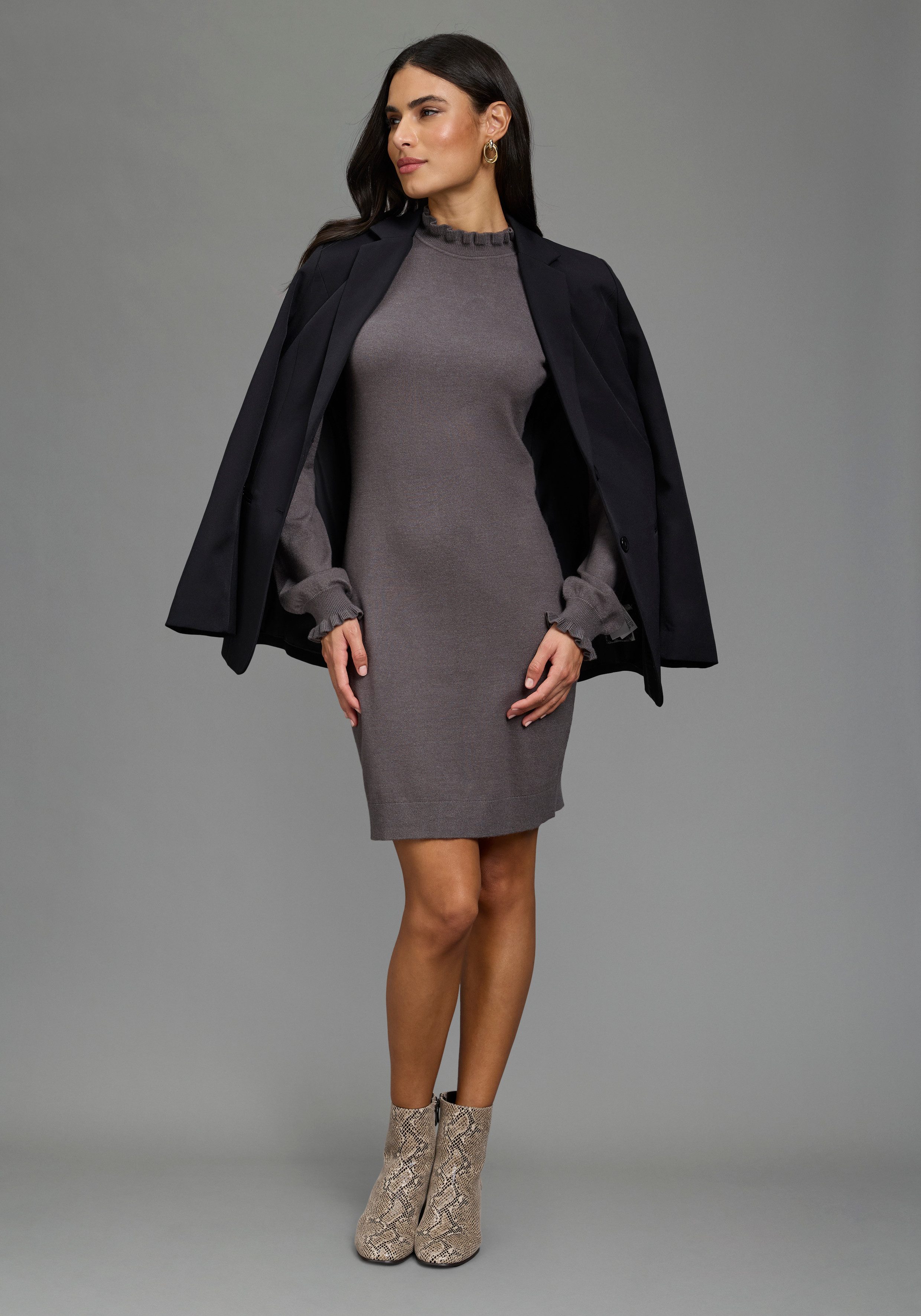 Laura Scott Strickkleid aus Viskosemischung mit femininem Rüschendetail. € 49,99, (€ 49,99 pro 1 Stk).