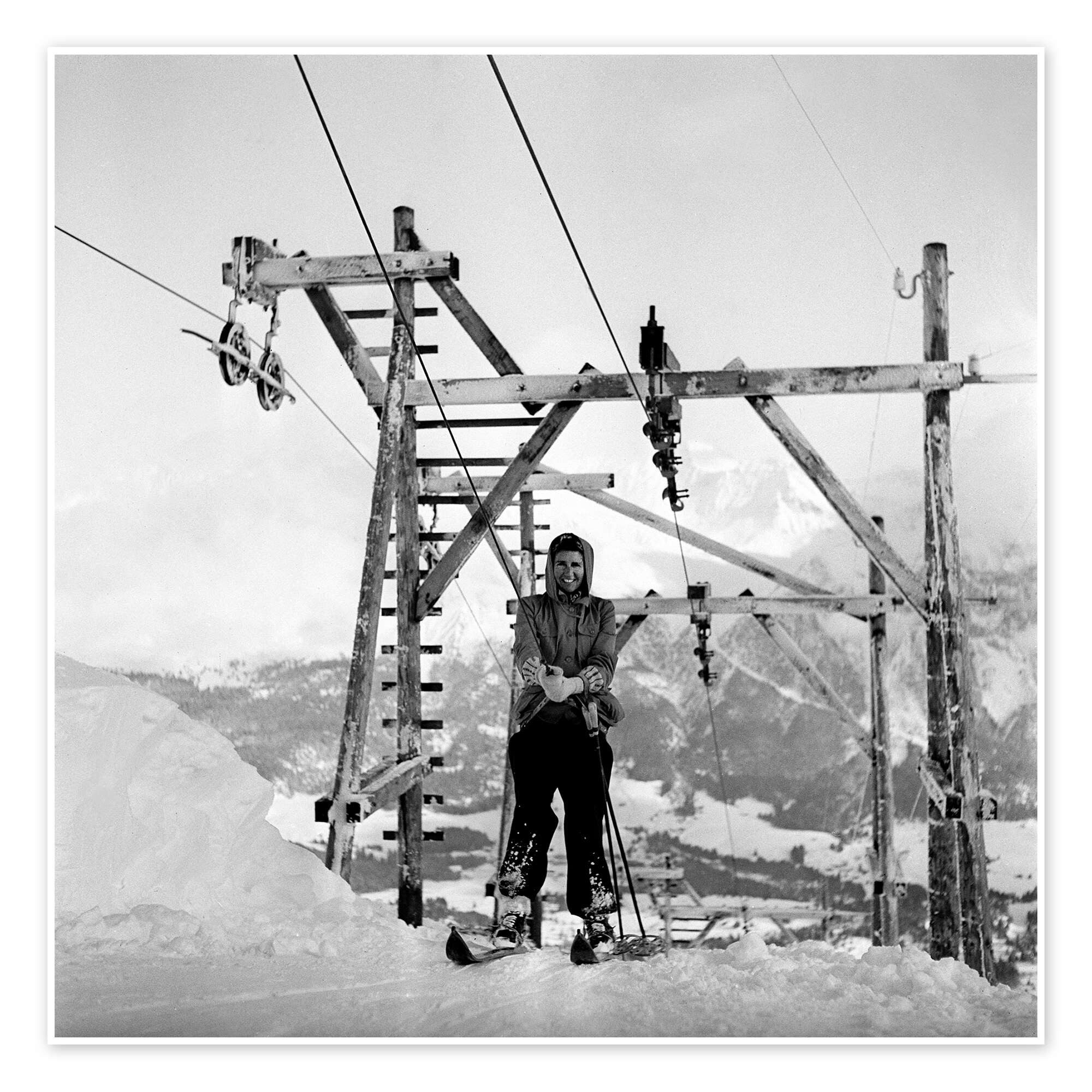 Posterlounge Wandbild Skifahrerin am Skilift, 1943, Vintage Ski Collection, erhältlich als Poster, Leinwandbild, Wandsticker oder Acrylglasbild