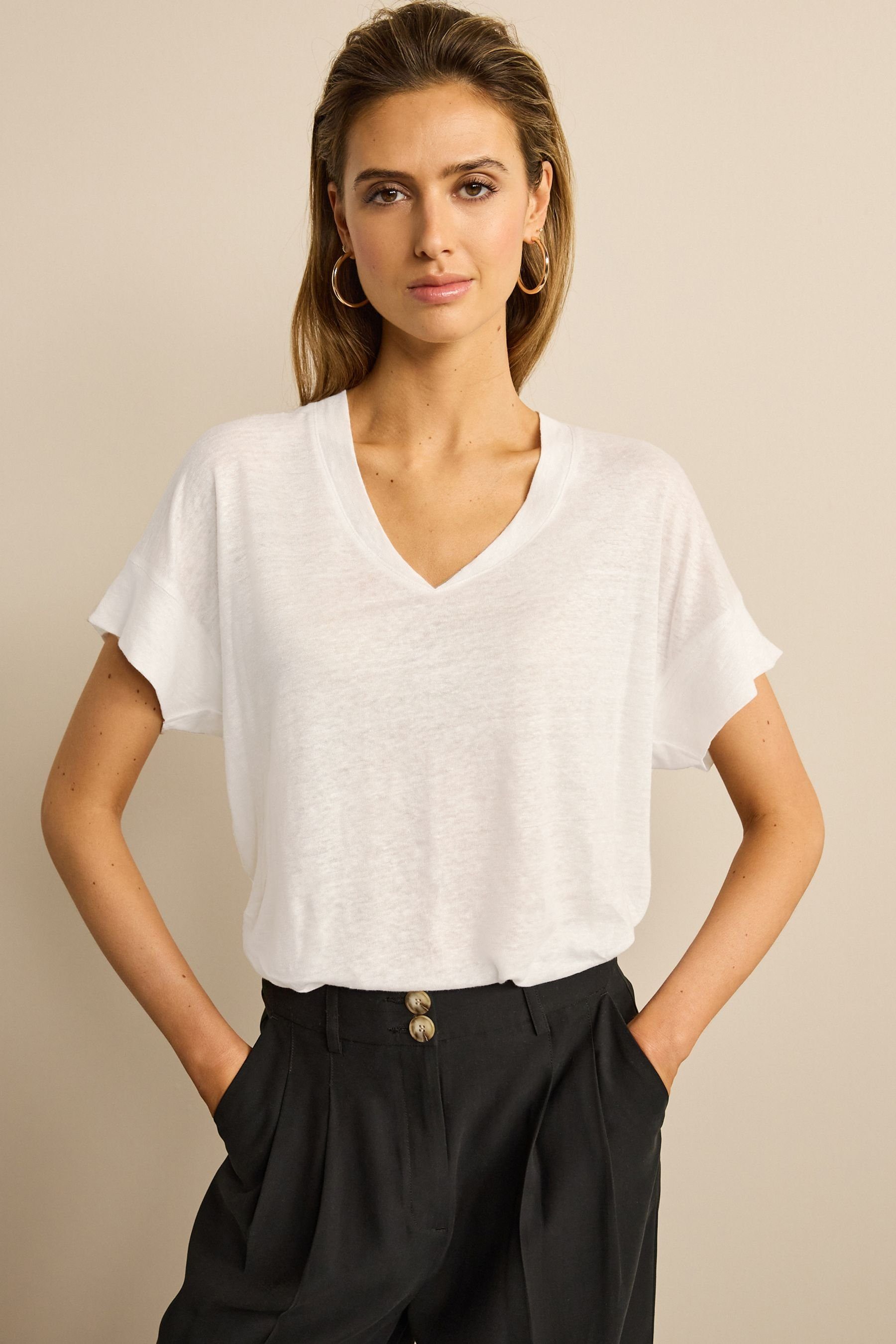 White Next aus mit Leinen T-Shirt V-Ausschnitt T-Shirt (1-tlg) Hochwertiges