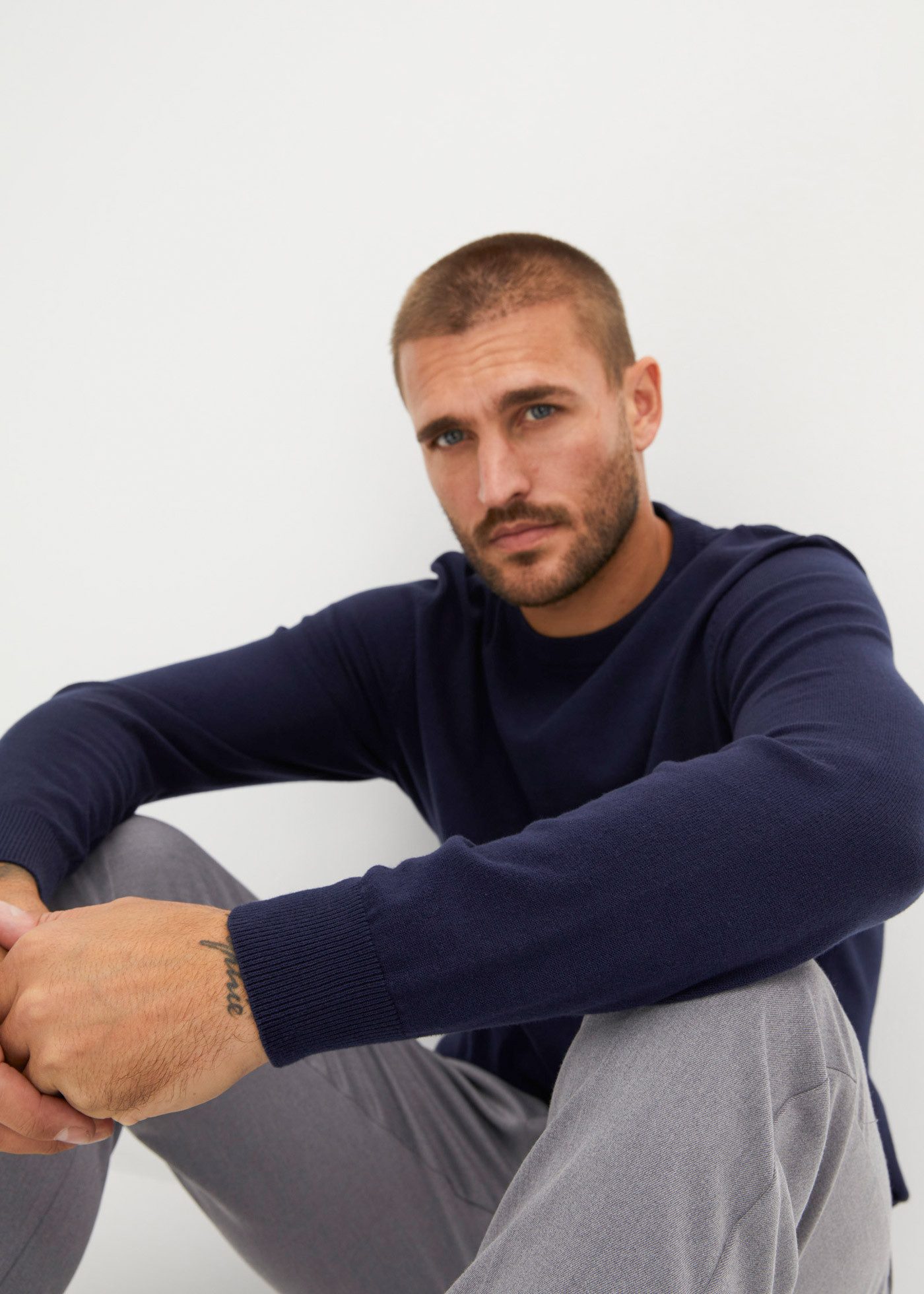 bonprix Strickpullover aus Baumwolle und Polyamid, mit Rundhalsausschnitt, Regular Fit