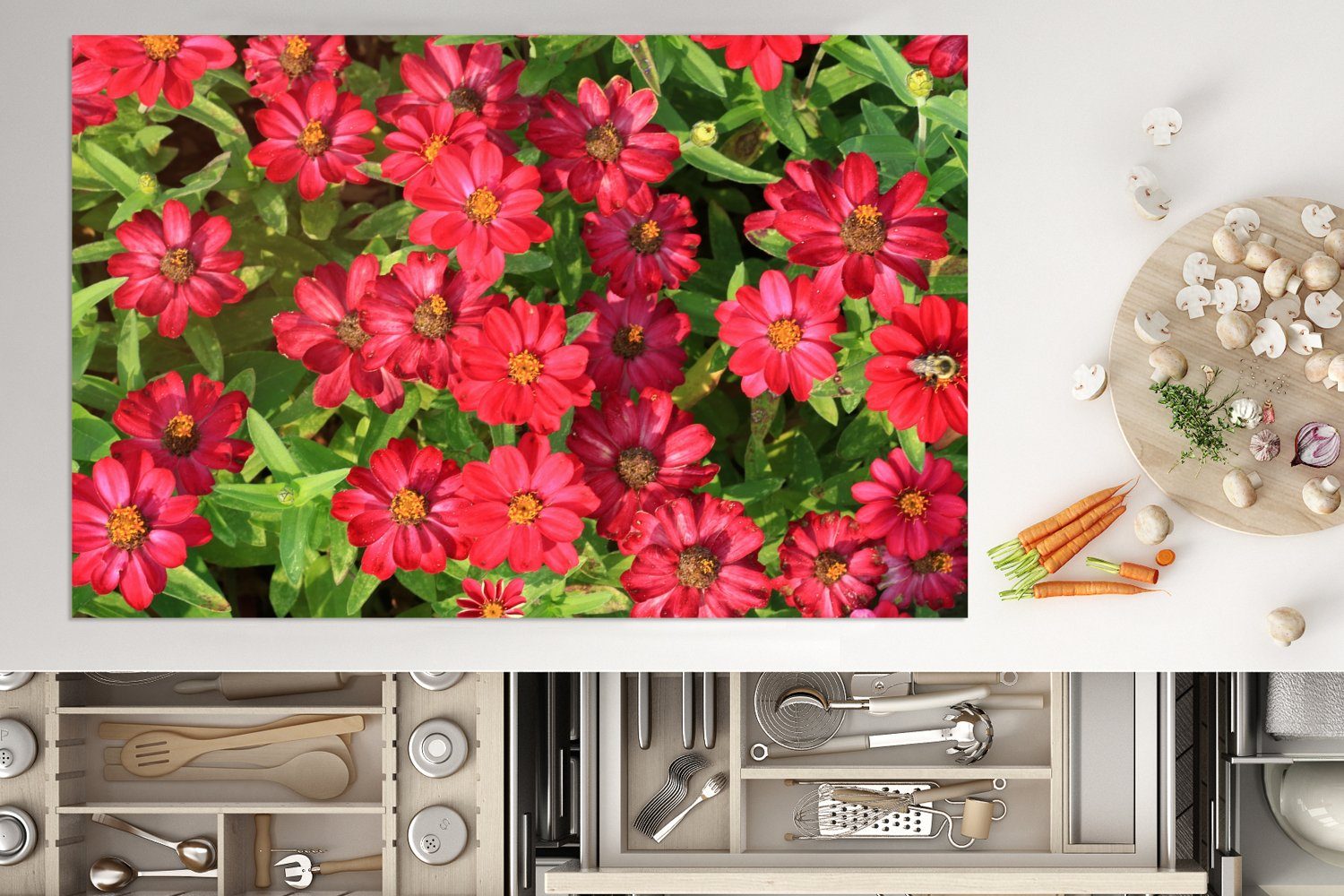 Herdblende-/Abdeckplatte cm, Zinnienblüten, die Ceranfeldabdeckung küche, für (1 Leuchtend rote Schutz Vinyl, Induktionskochfeld 81x52 MuchoWow tlg),