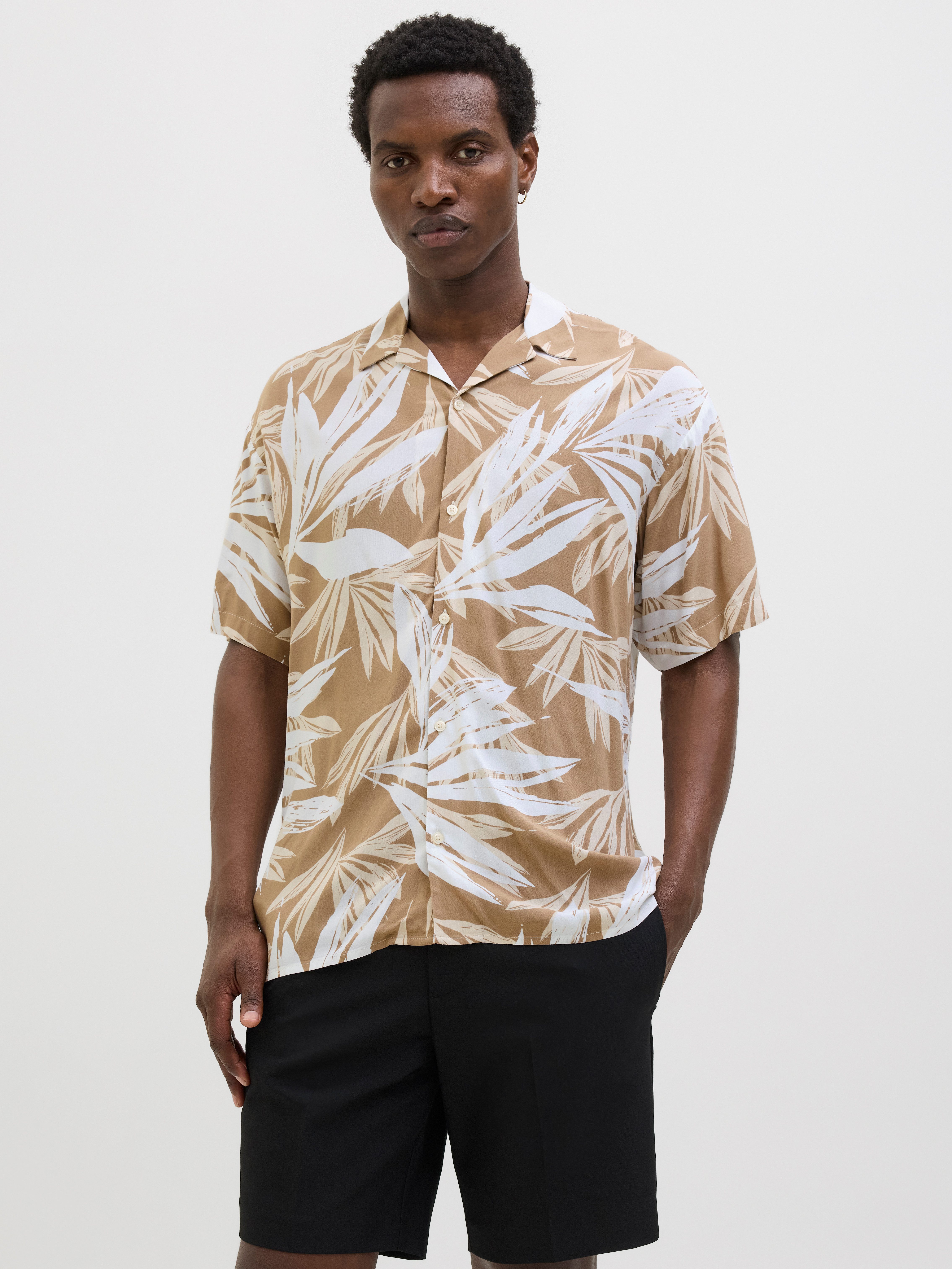Jack & Jones Kurzarmhemd JJEJEFF TROPICAL AOP RESORT SHIRT SS SN mit All-Ov günstig online kaufen